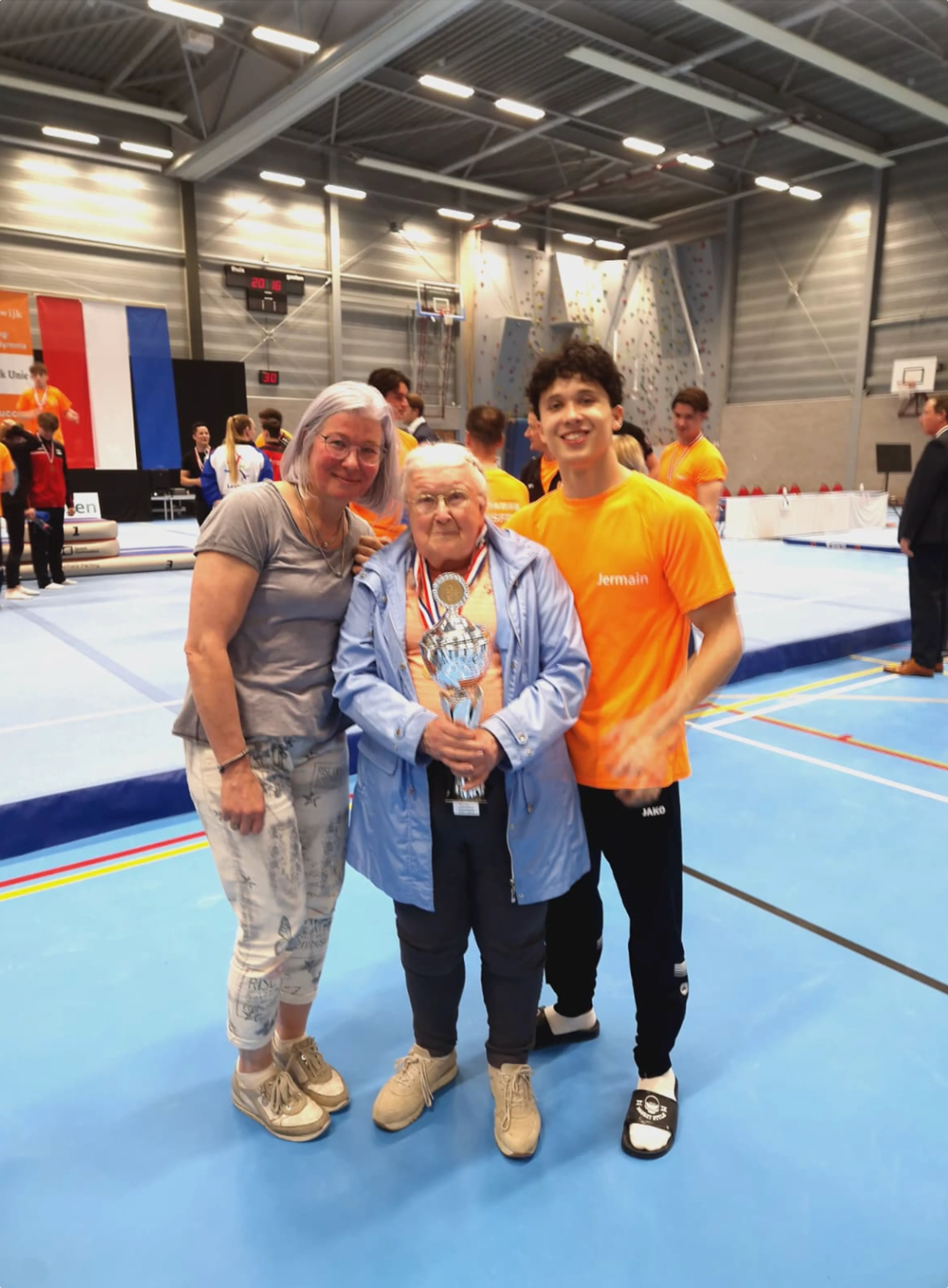 Jermain Grünberg met zijn moeder Chantal Blankers en oma. Bron: Chantal Blankers