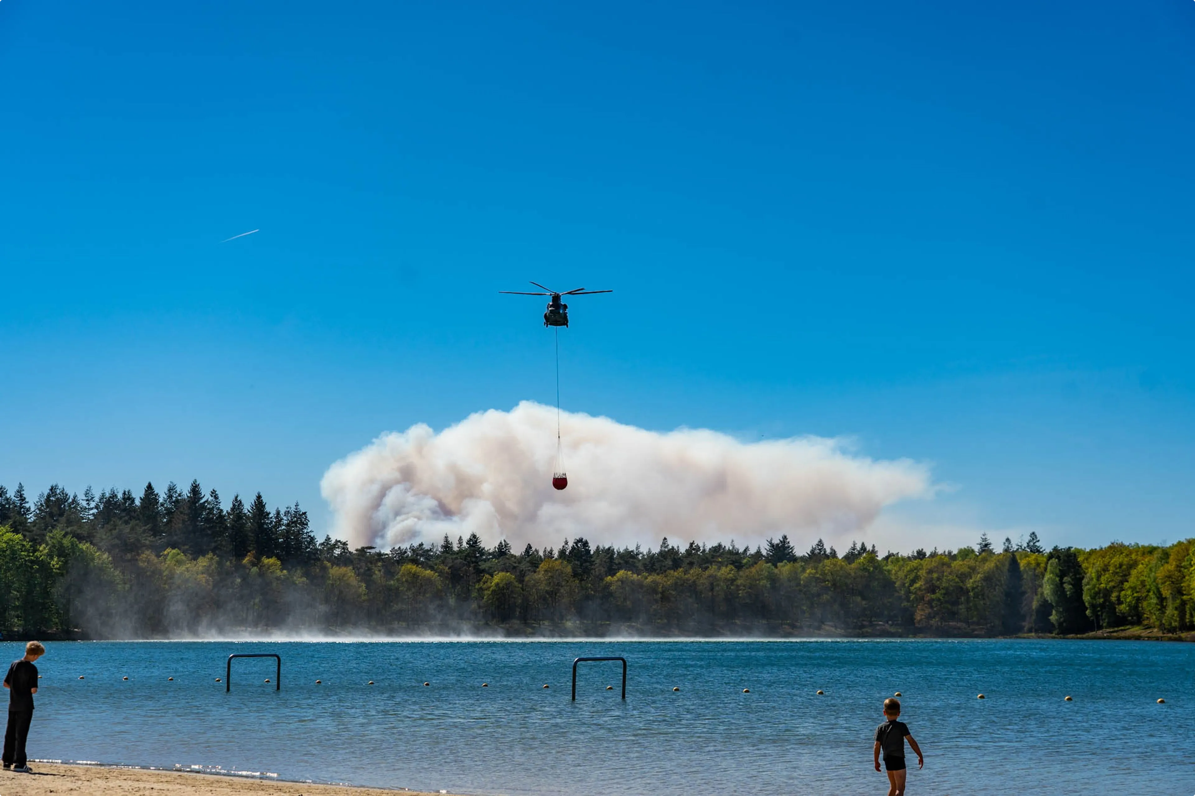 Om de brand te bestrijden, is een Chinook ingezet. Foto: SPS Media