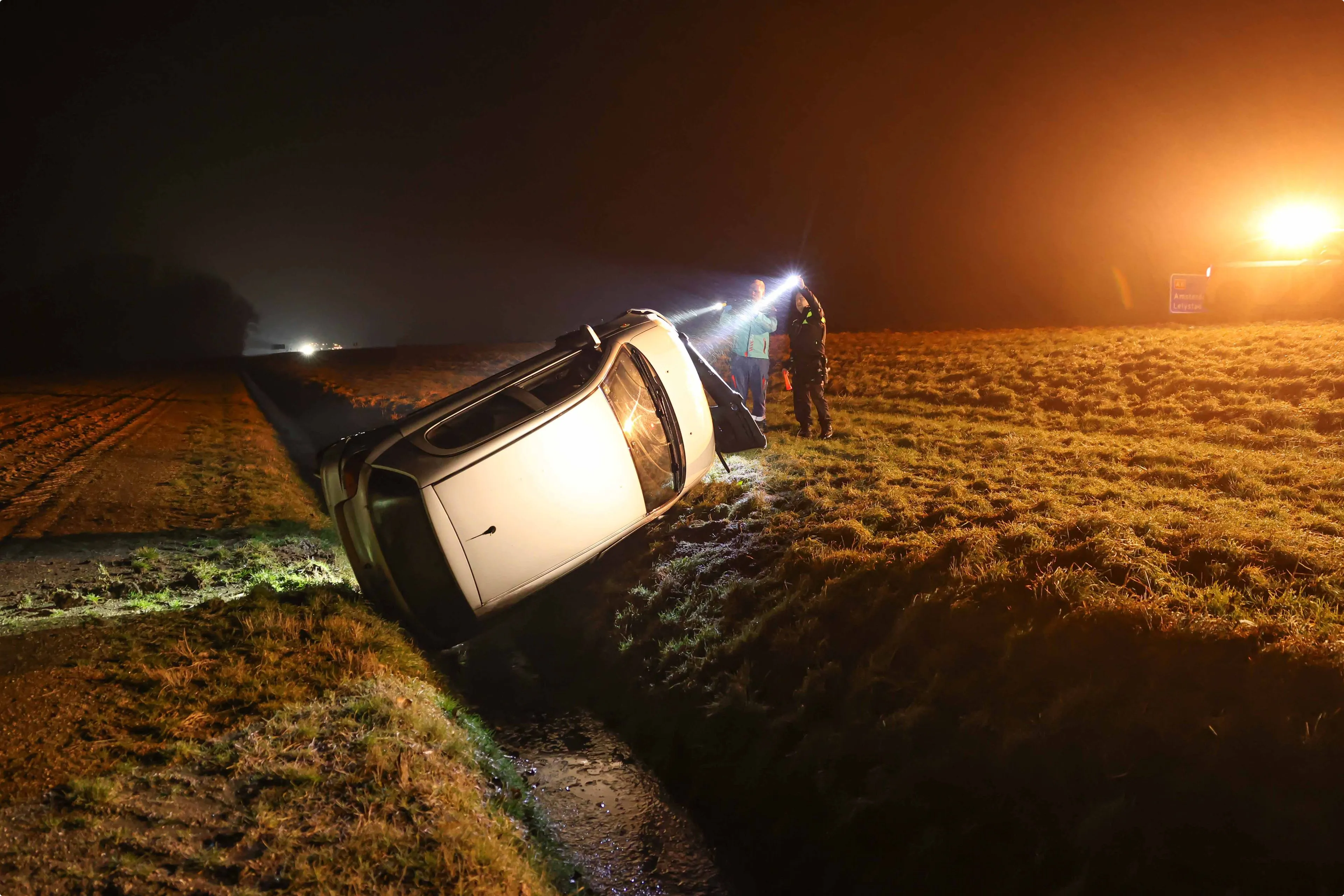 Meerdere ongevallen op spekgladde A6, auto op z'n kant bij Nagele. Beeld: SPS Media