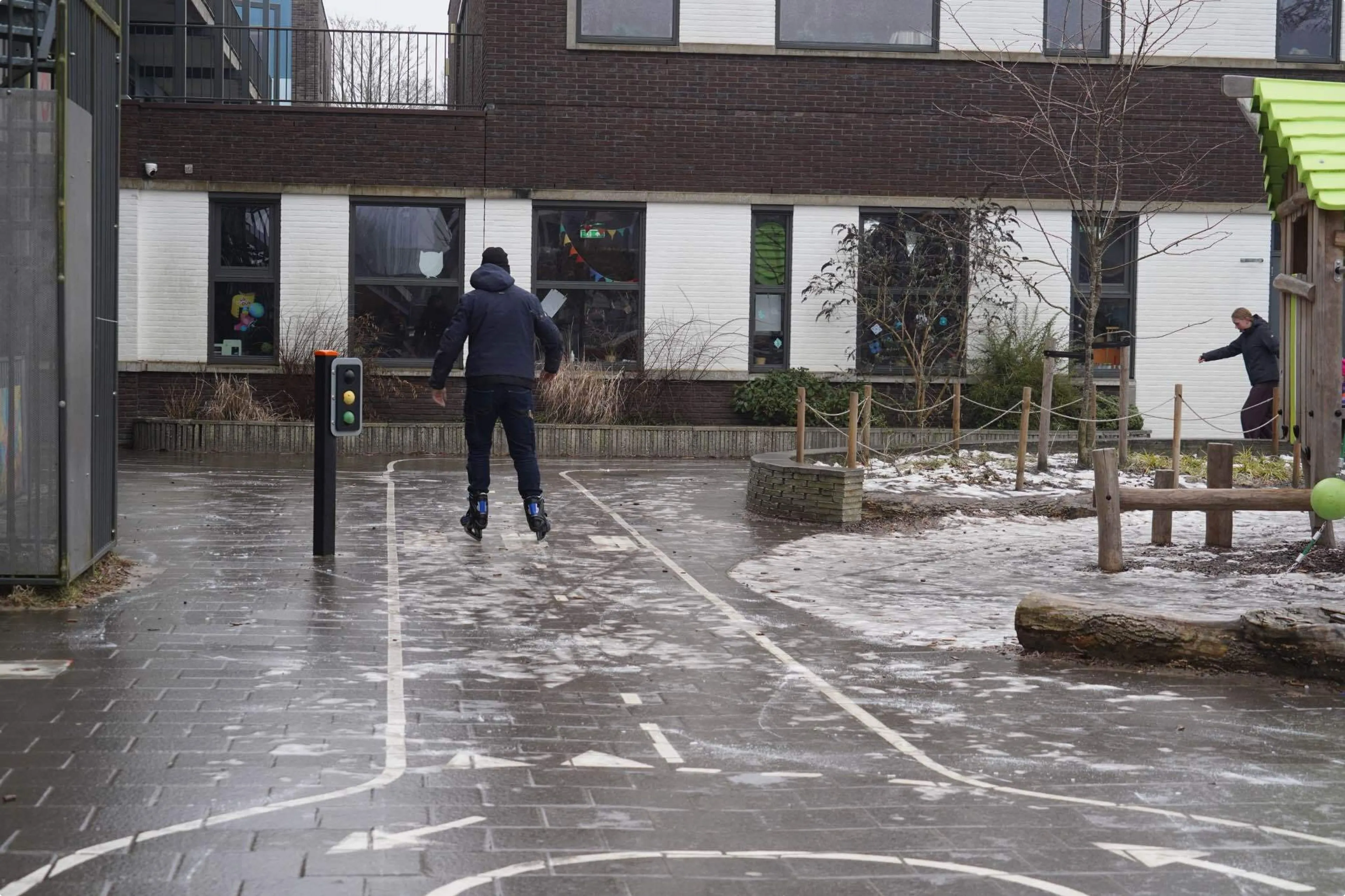 Schoolplein De Vuurvogel verandert in ijsbaan door ijzel. Beeld: Persbureau Meter