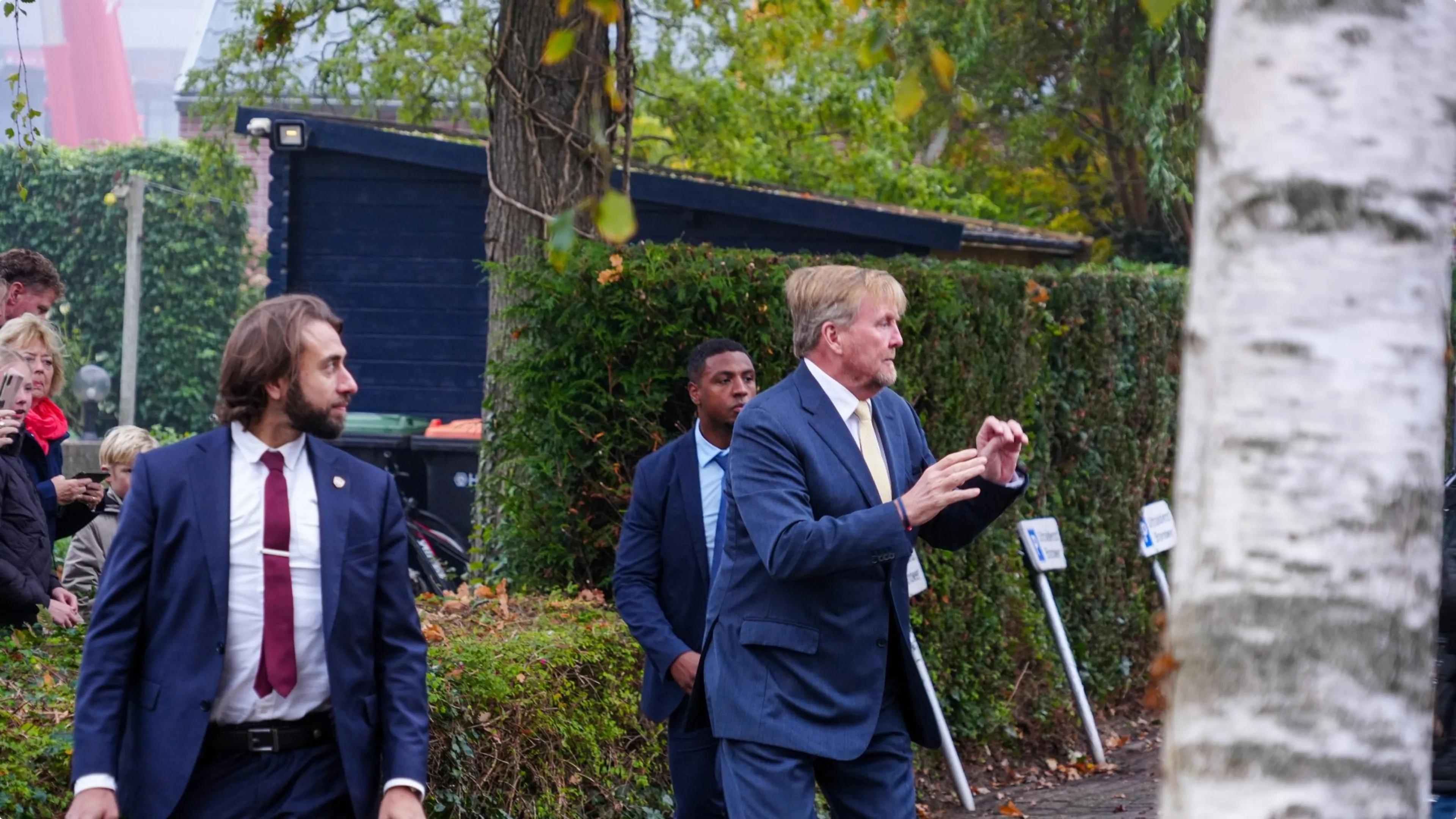 De koning schrikt merkbaar van de man. Beeld: RVP Media.