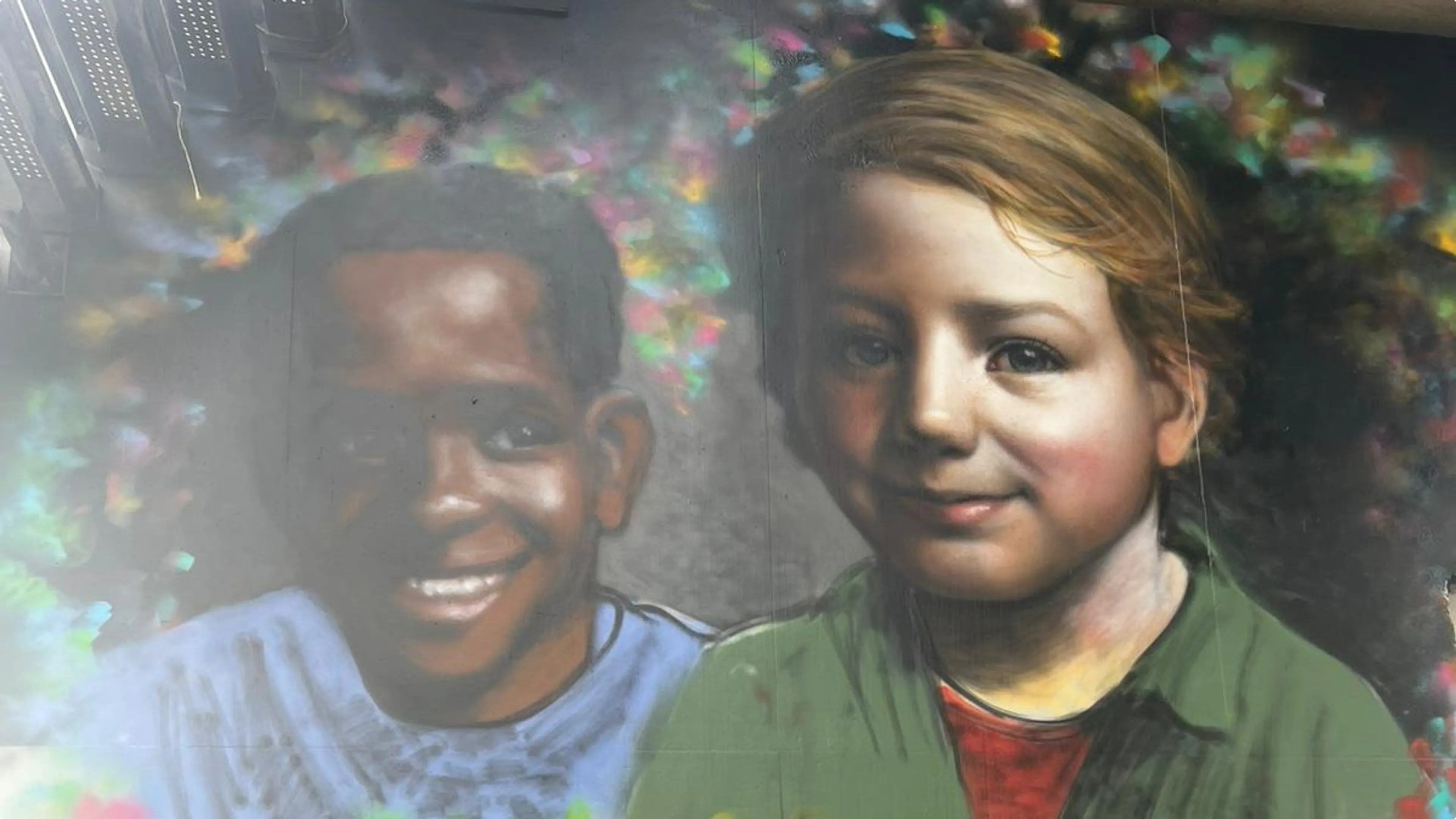 De muurschildering voor de in 2005 omgekomen Sonny (5) en Alison (6). Beeld: Hart van Nederland.