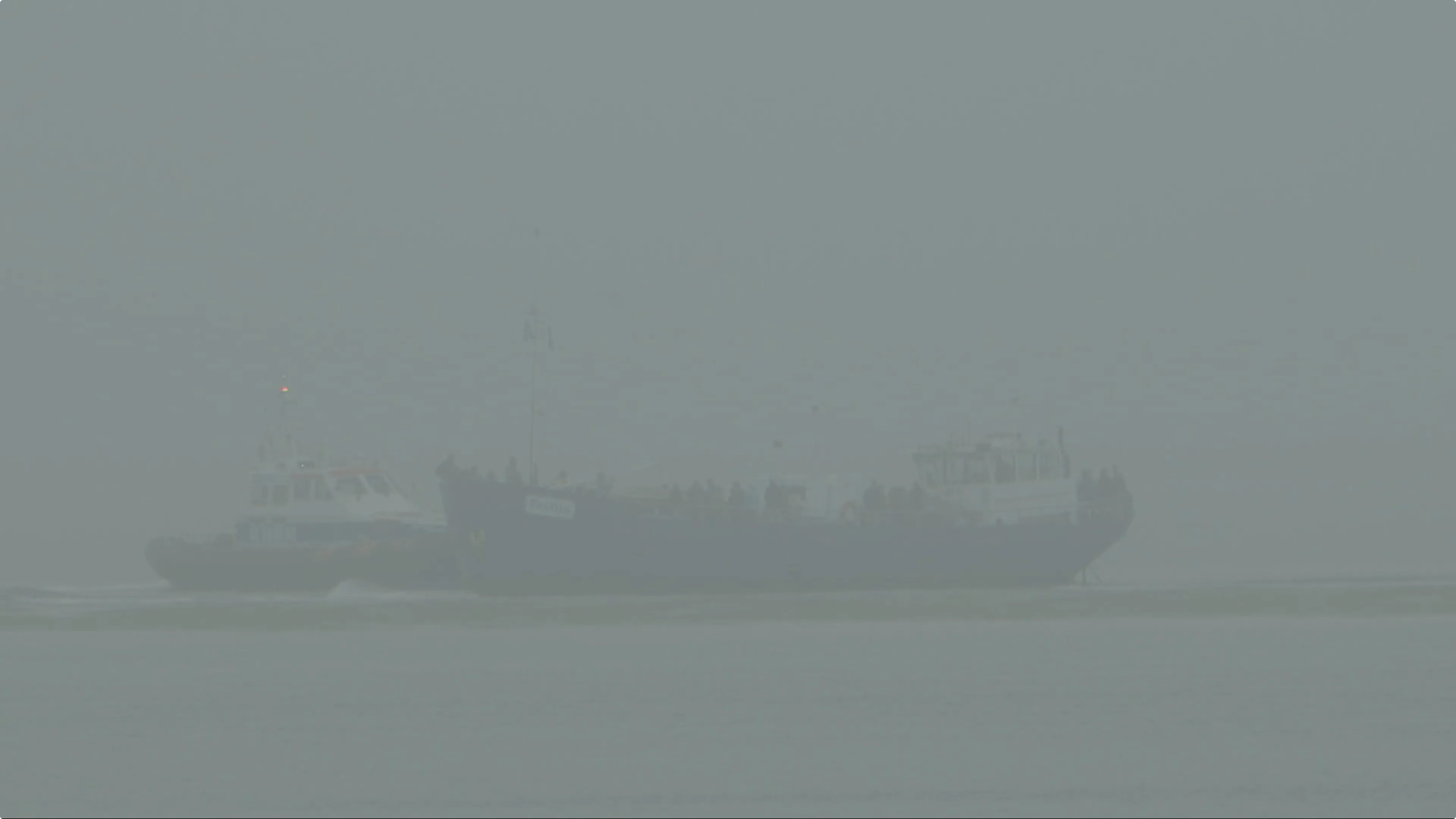 Het schip bij de zandplaat is vanaf ver weg moeilijk te zien door de mist. Beeld: Provicom
