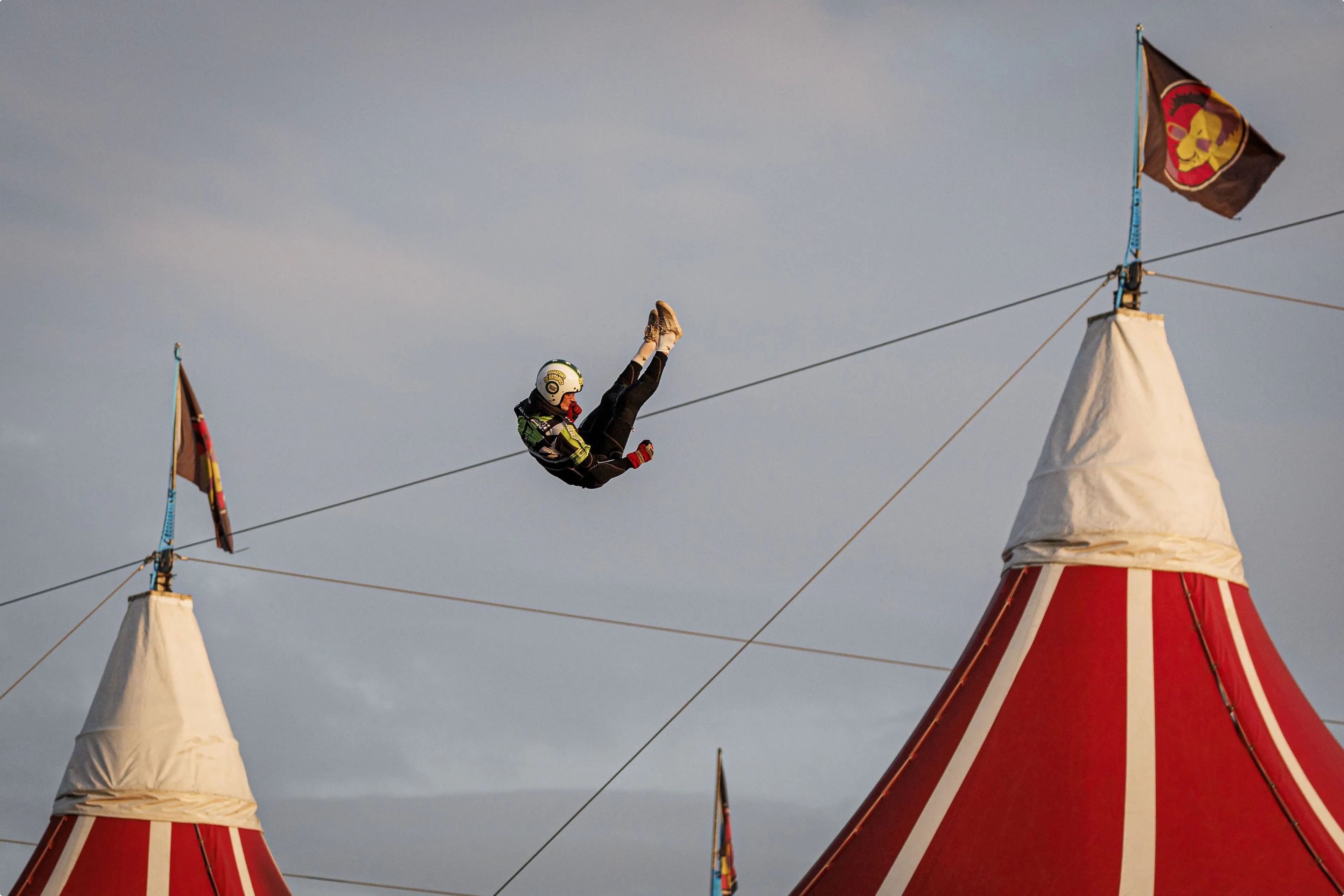 Stuntman Jim “Jimbo” van Nes vliegt over de Megatent op de eerste dag van festival Zwarte Cross. Beeld: ANP