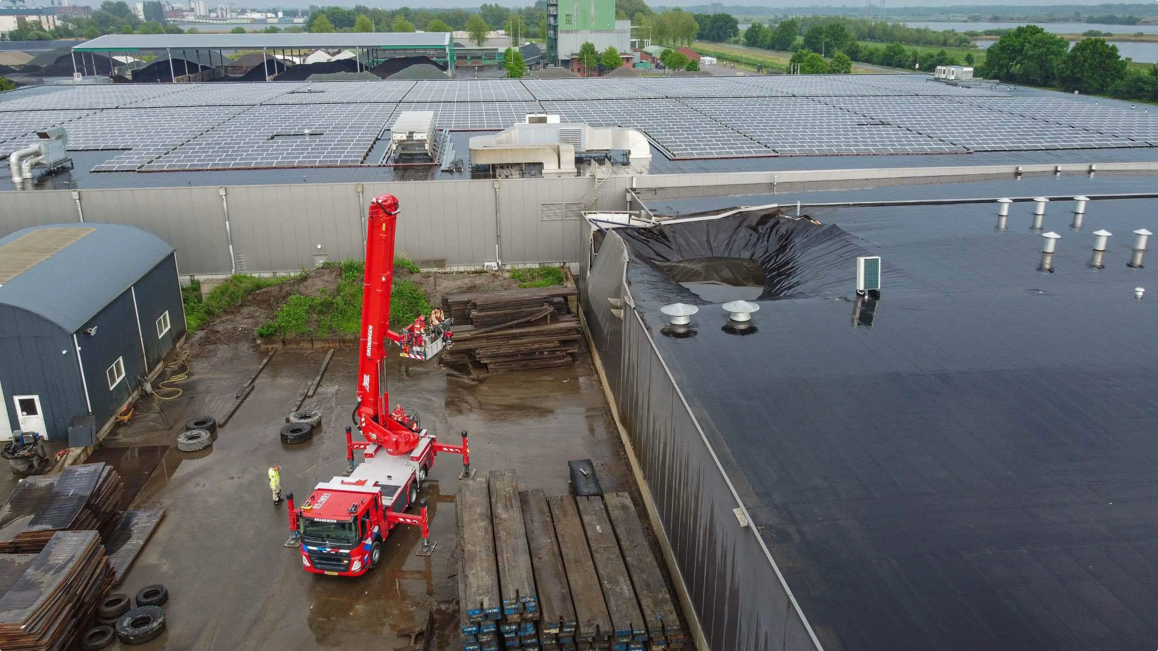 Dak ingestort bedrijfspand Westerbroek. Foto: Persbureau Meter