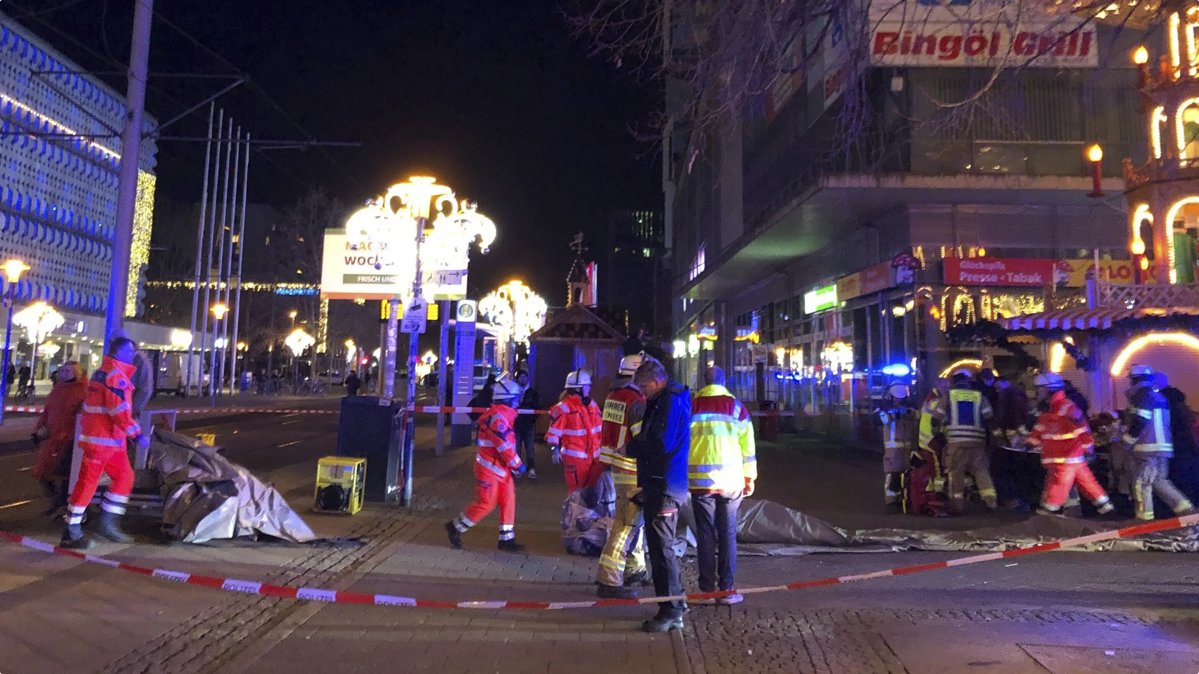 Hulpdiensten bij de kerstmarkt in Maagdenburg - foto: Dörthe Hein/dpa via AP/ANP