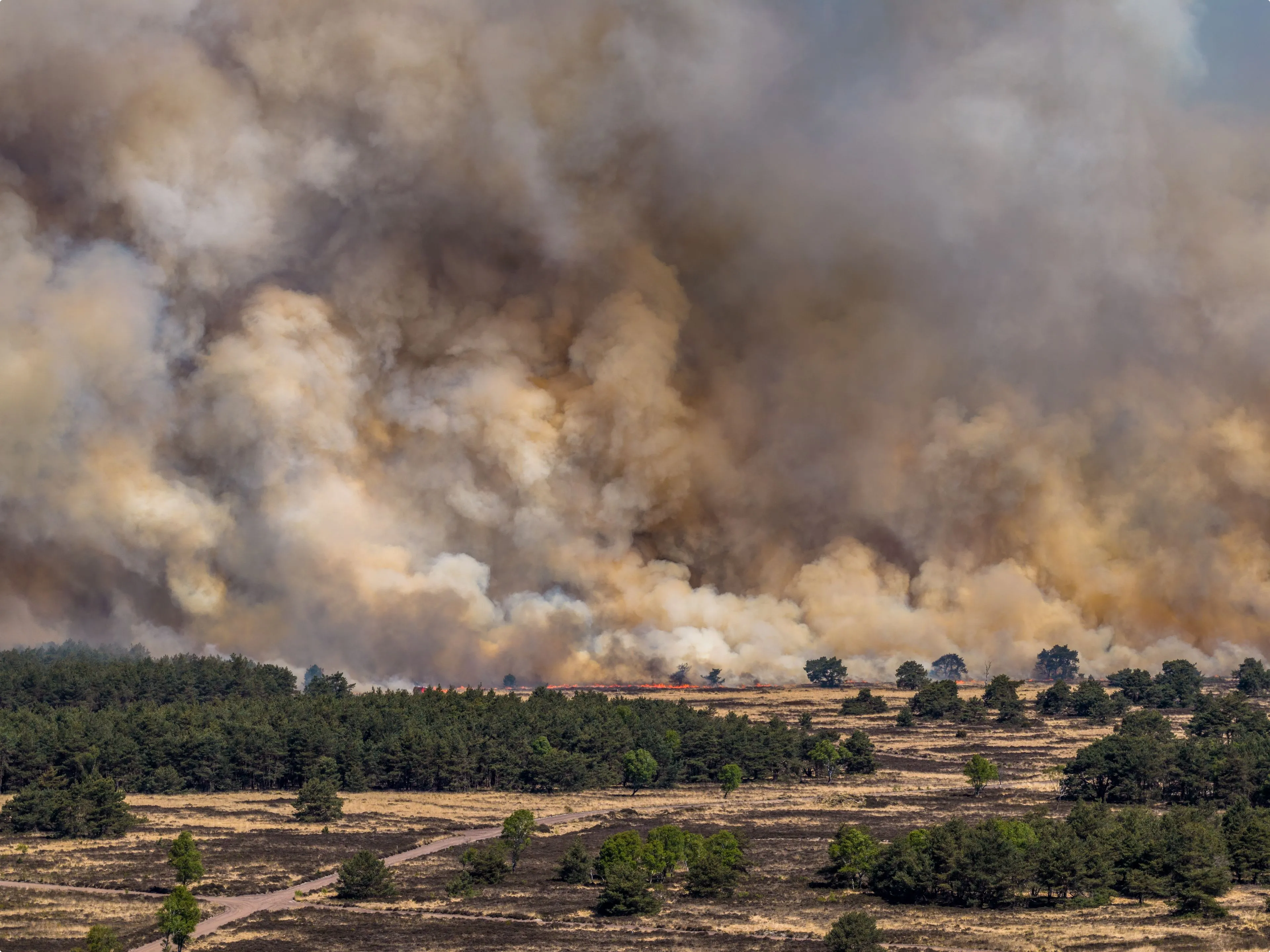 Luchtfoto's van de enorme rookwolken. Foto: ANP
