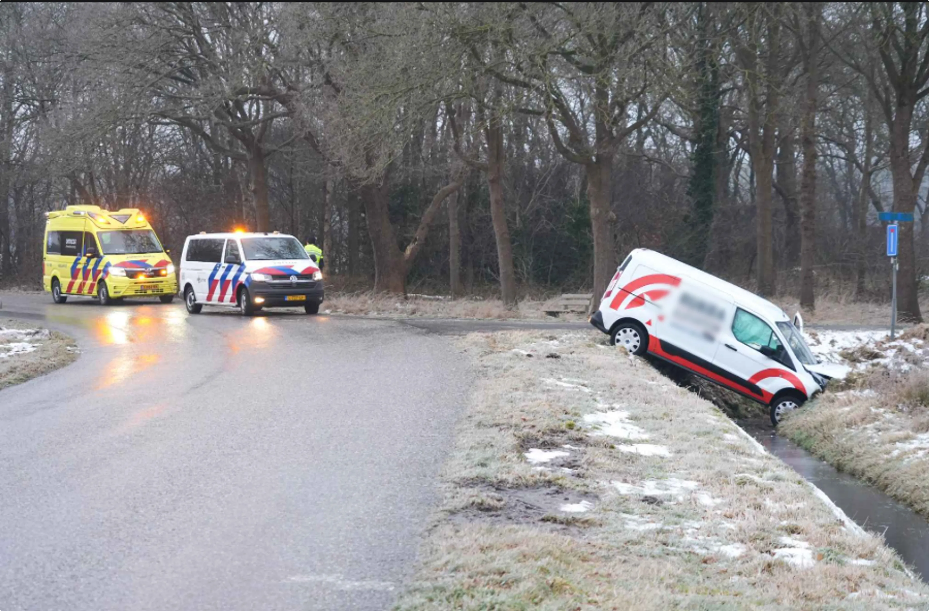 Busje in sloot in Tynaarlo. Beeld: Persbureau Meter