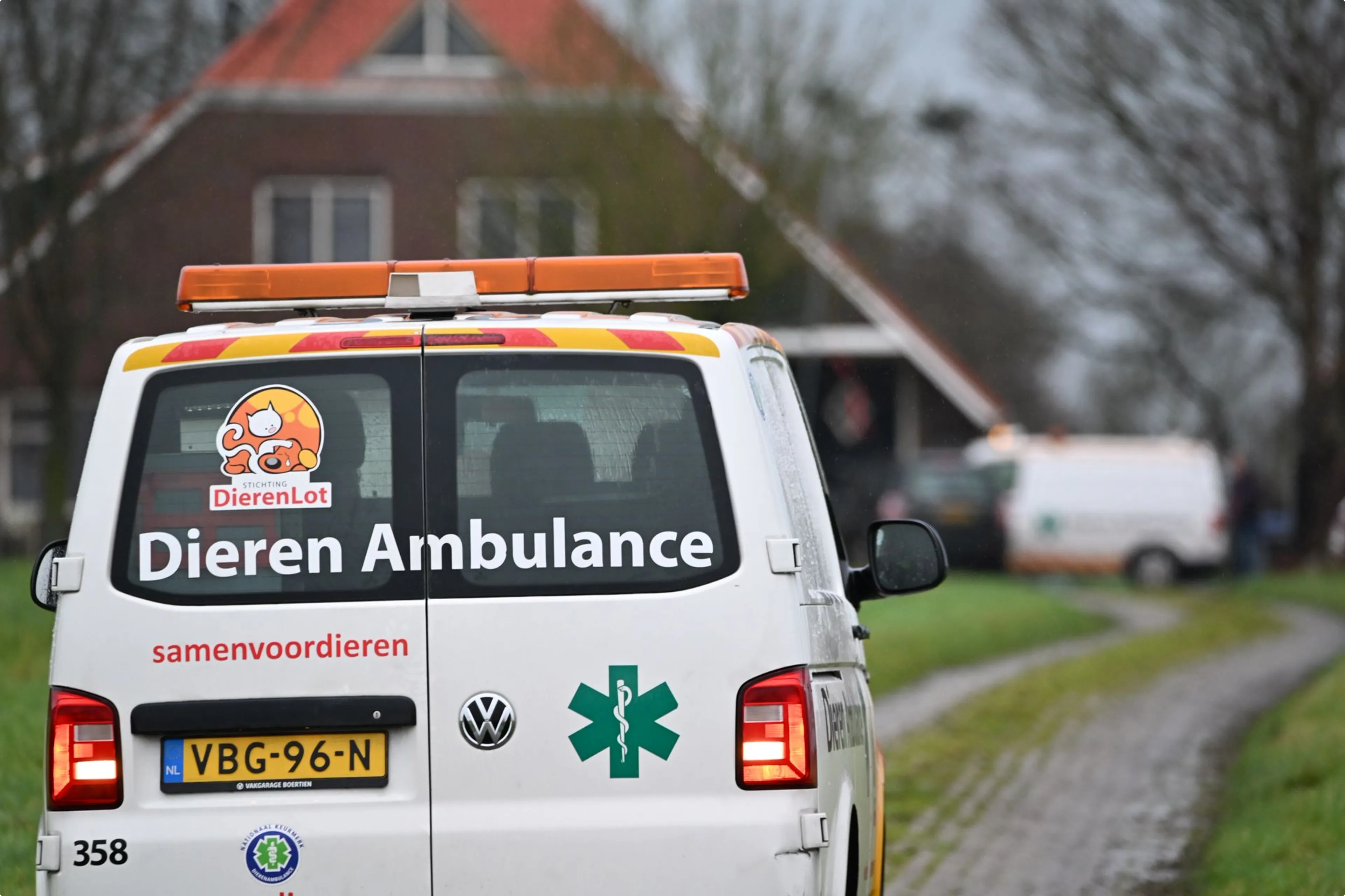 Meerdere politie-eenheden en zeker een dierenambulance kwamen ter plaatse ter ondersteuning van een controle van de NVWA. Beeld: SPS Media.