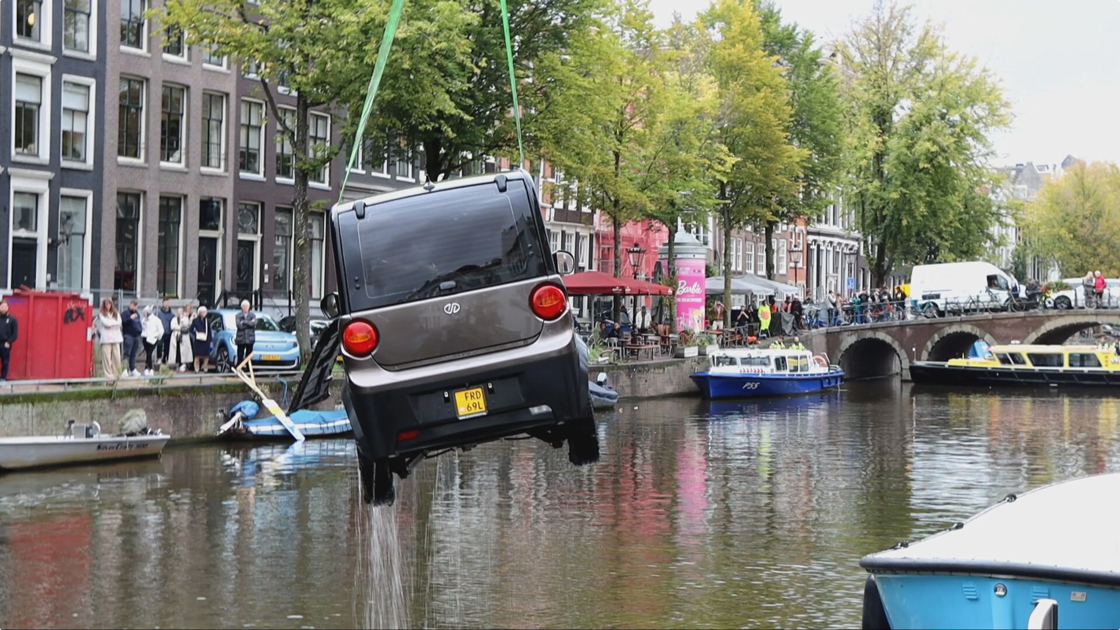 De brommobiel wordt uit de gracht getakeld - Beeld: HFV/Mizzle Media