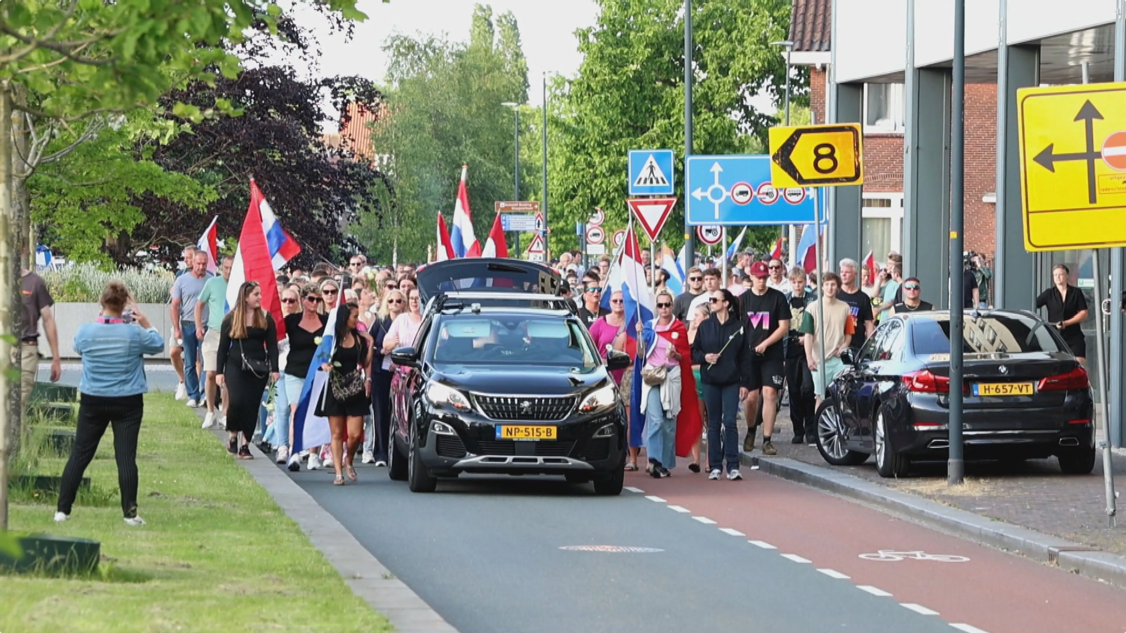 Tegenstanders van het azc lopen met veel Nederlandse vlaggen, een enkeling loopt met de Prinsenvlag. Beeld: HFV/MizzleMedia