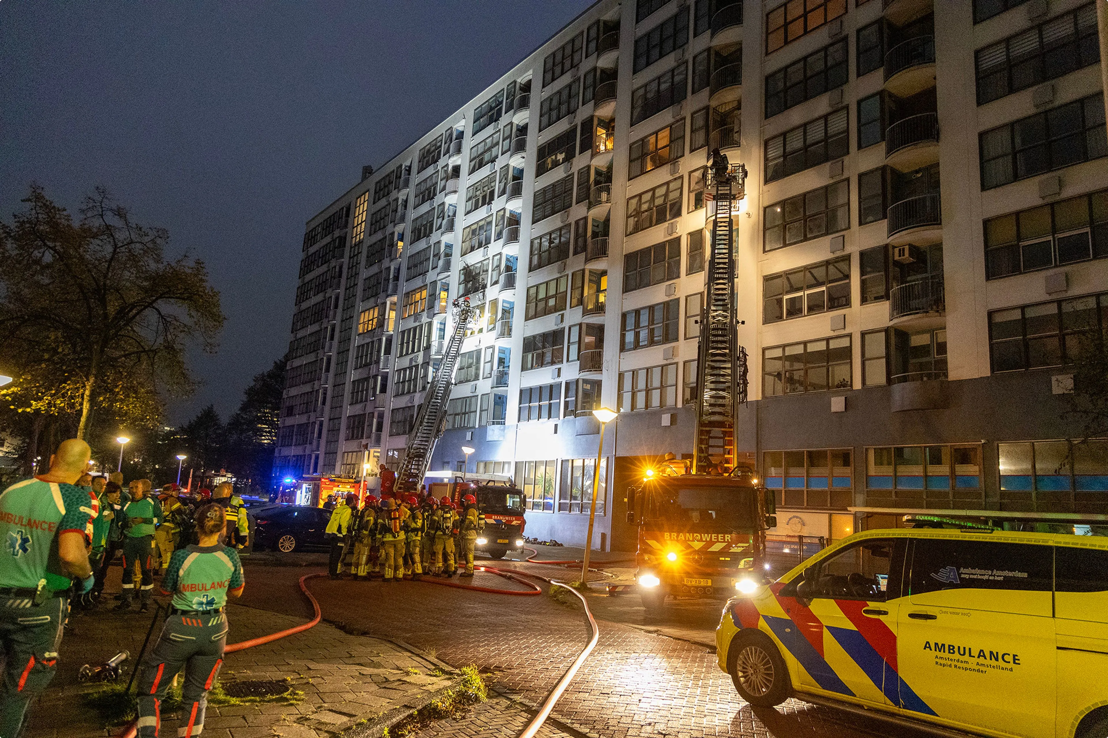 Het ontruimde flatgebouw in Amsterdam - beeld: Mizzle Media