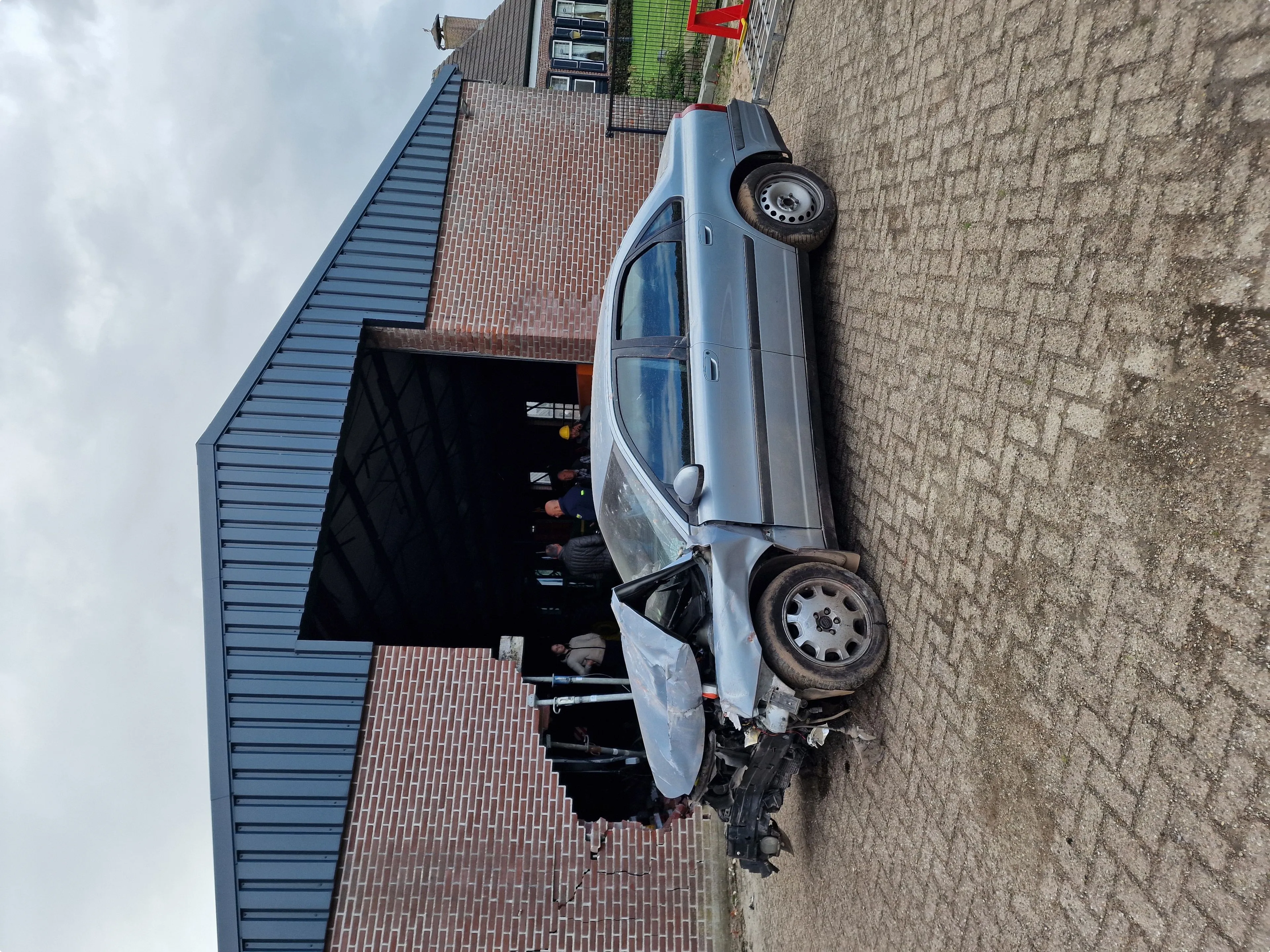 De auto met Frans kenteken vloog vorige week uit de bocht en kwam terecht in de stal van Jan. Beeld: Steven McGill