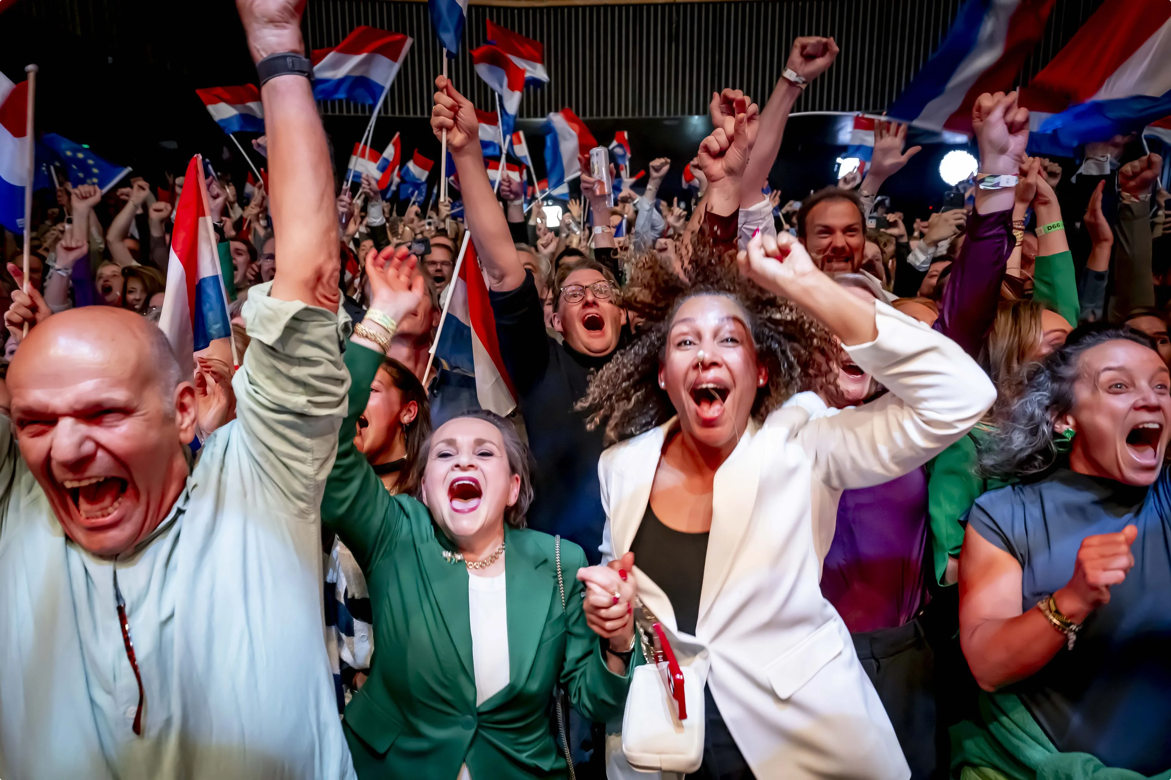 Zaal gaat los bij D66 na eerste exitpoll. Beeld: ANP