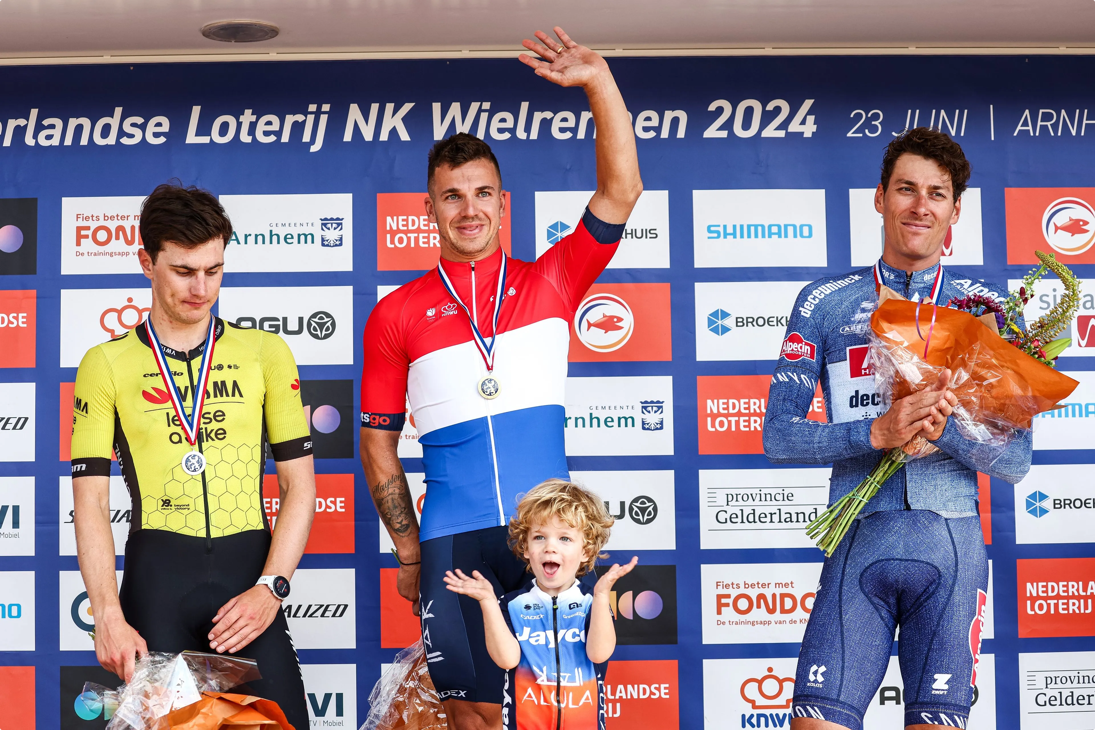 Dylan Groenewegen viert zijn winst op het NK wielrennen. Beeld: ANP.