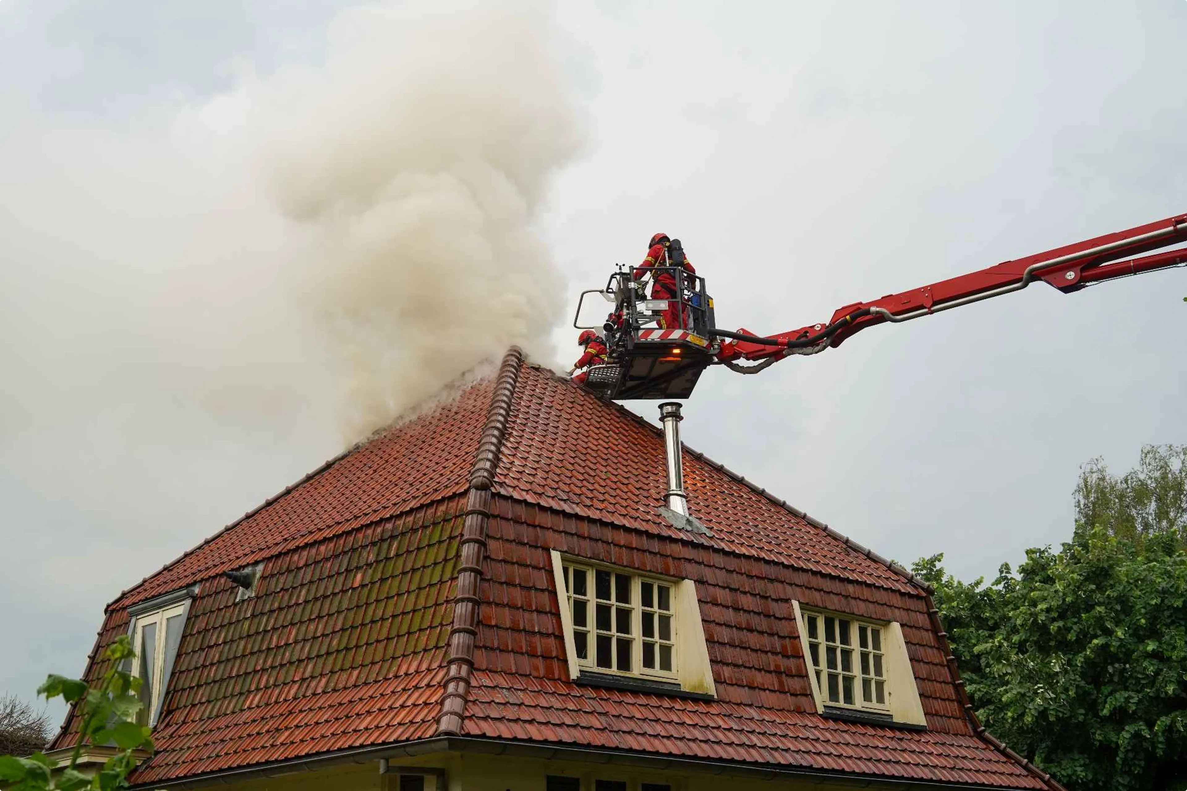 Blikseminslag woning Hoogezand. Foto: Persbureau Meter