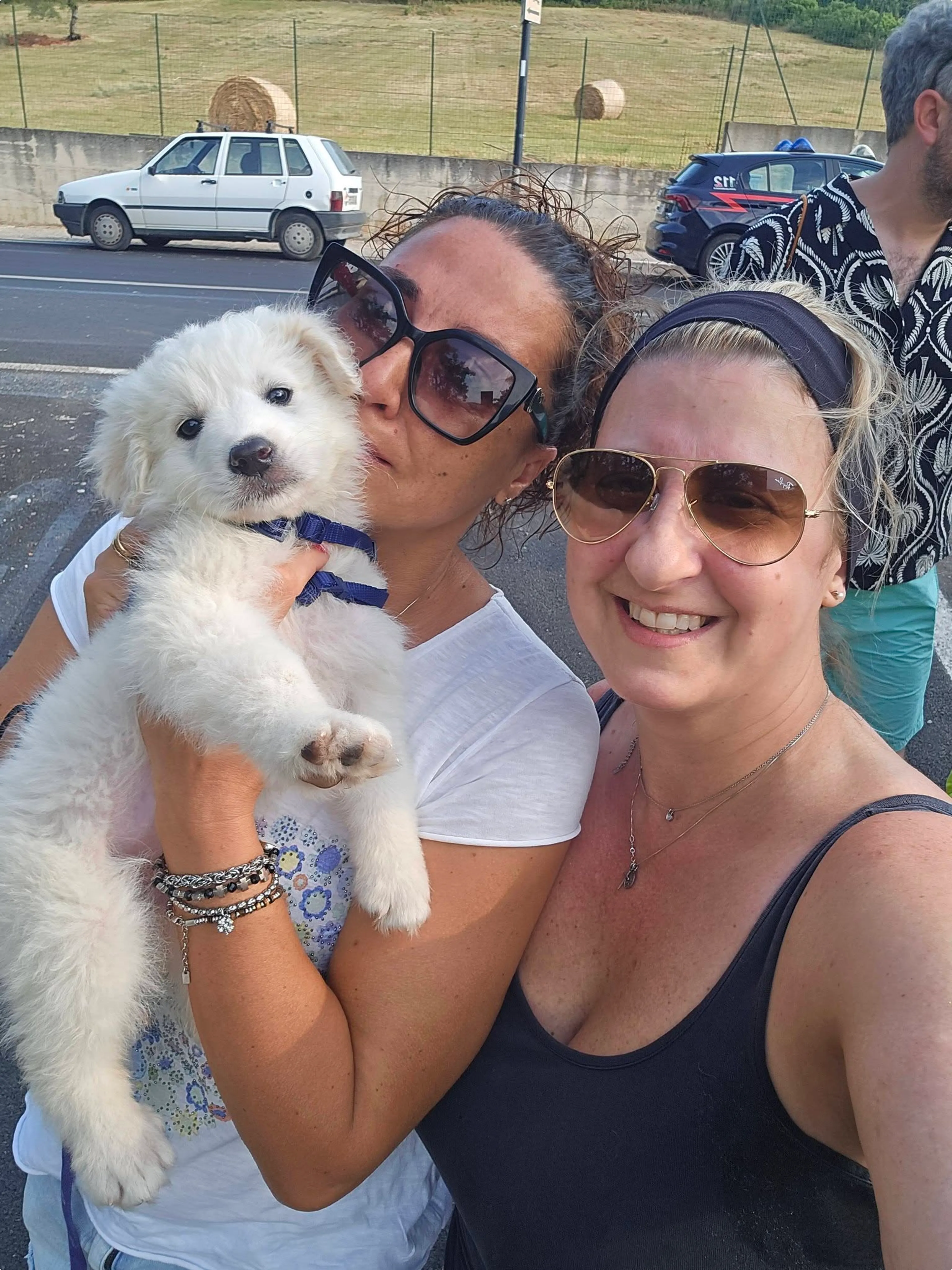 Dierenactiviste Ilaria Procida (rechts) en hondje Shura.