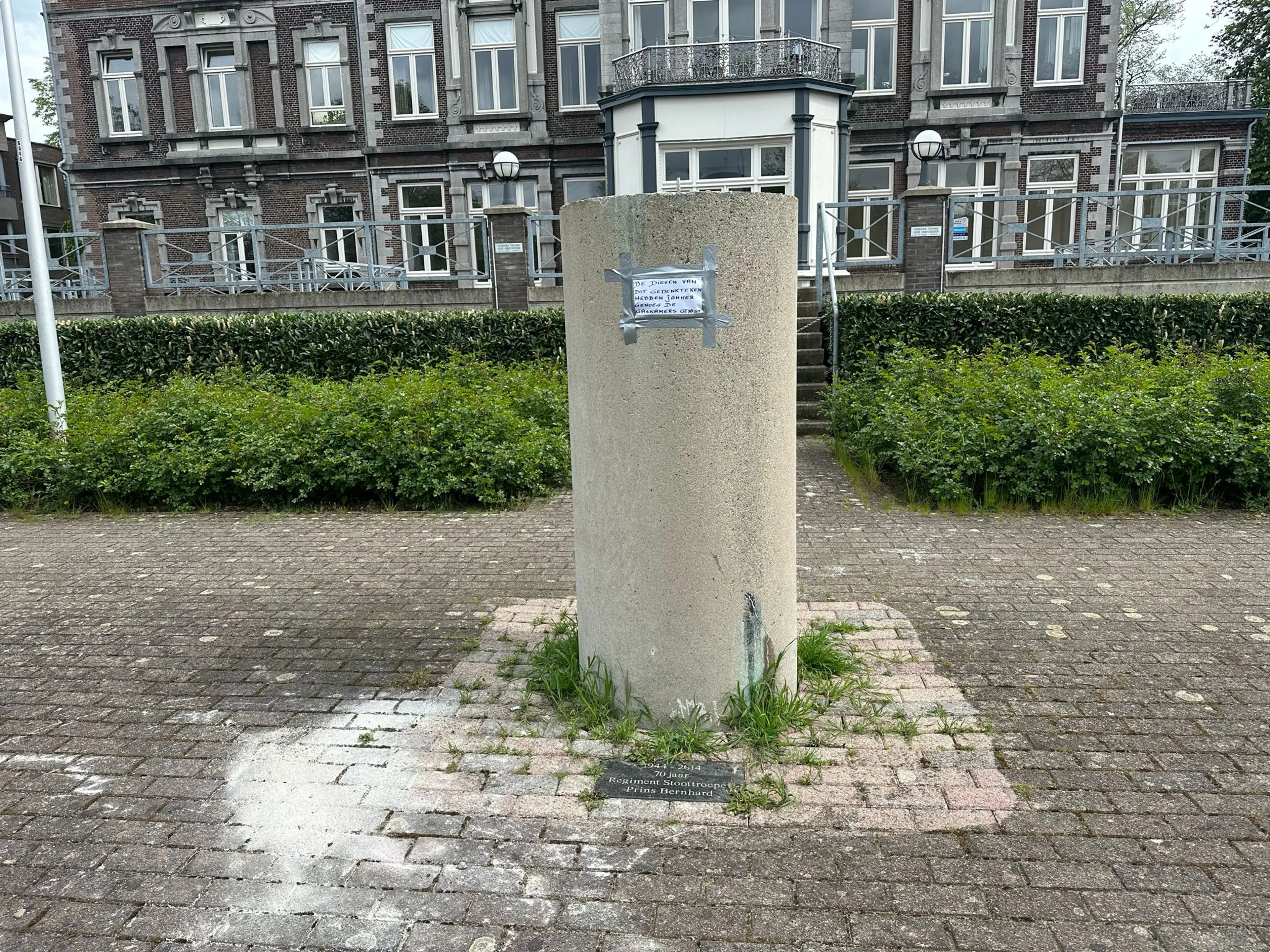 De sokkel waar het gestolen gedenkteken op stond. Beeld: Track88