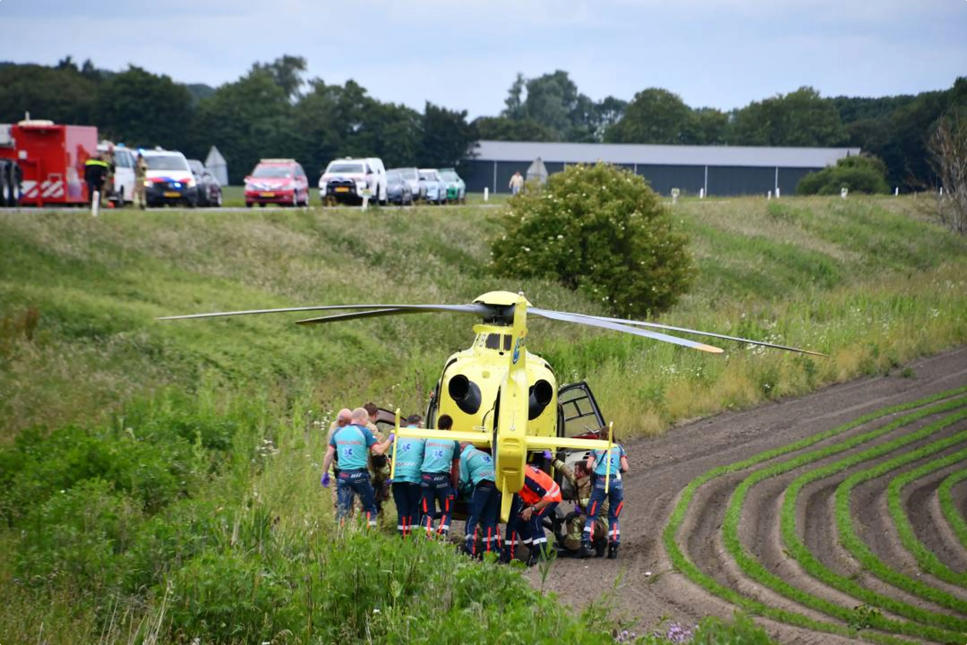 Veel hulpdiensten kwamen ter plaatse na het ongeluk, waaronder deze traumahelikopter. Beeld: Provicom