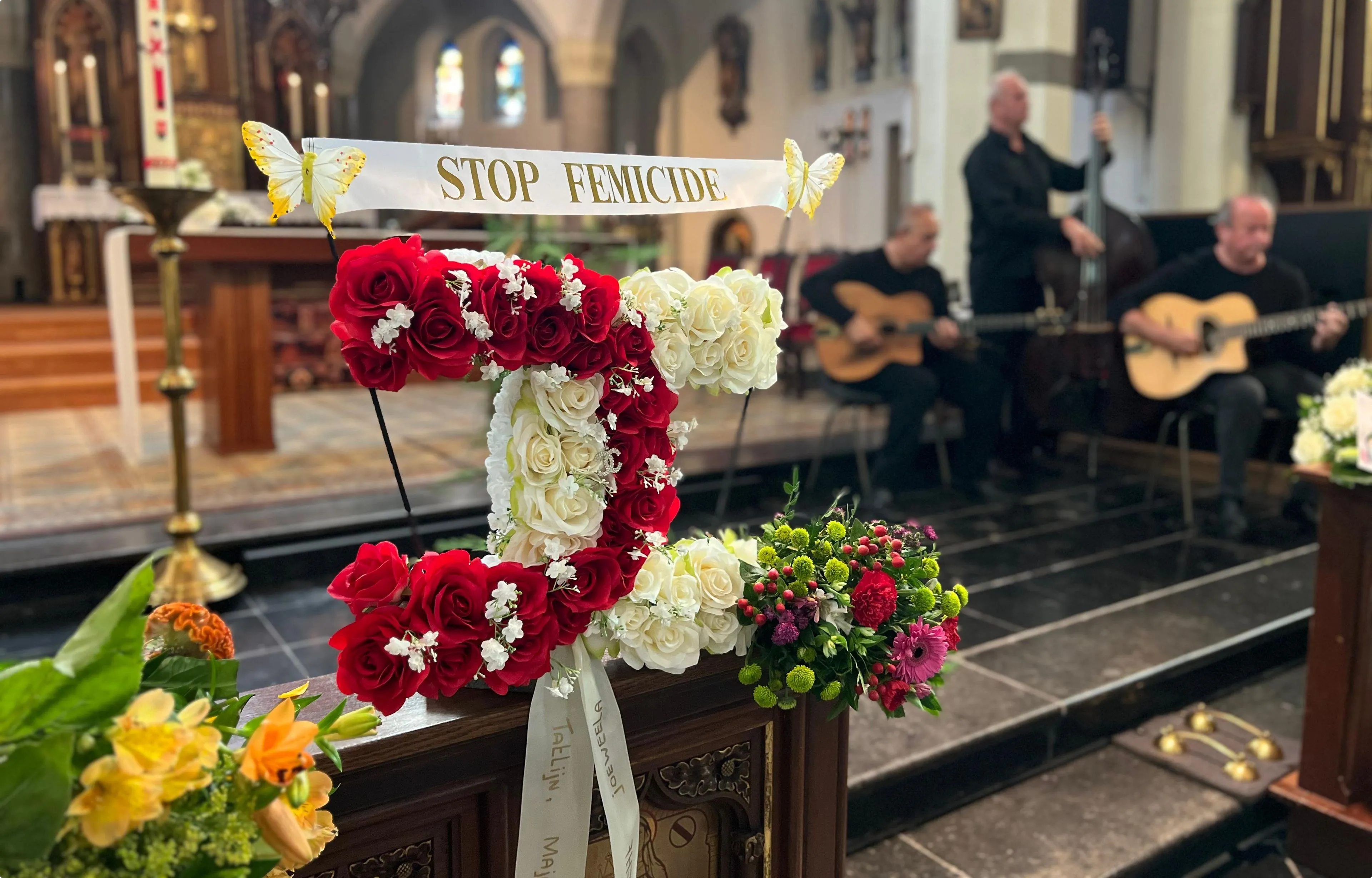 'Stop femicide' te zijn bij de rouwstoet