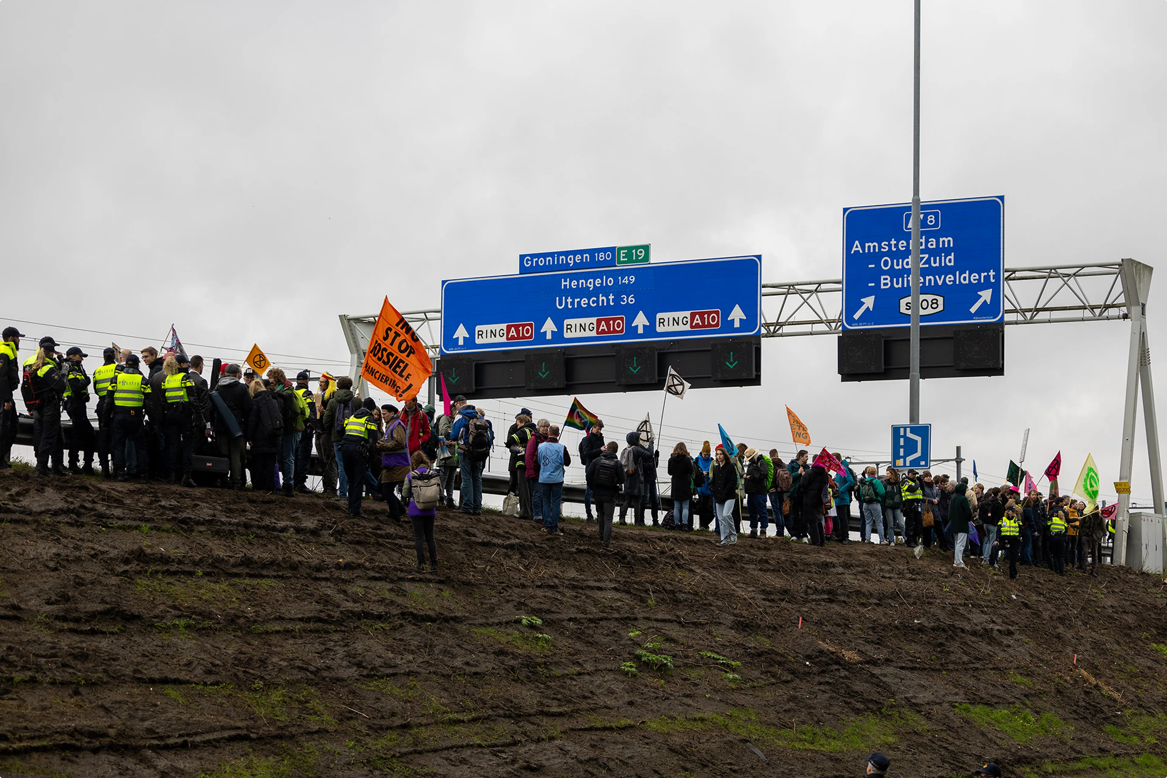 De politie hield een oog in het zeil bij de betoging. Beeld: HFV/MizzleMedia.