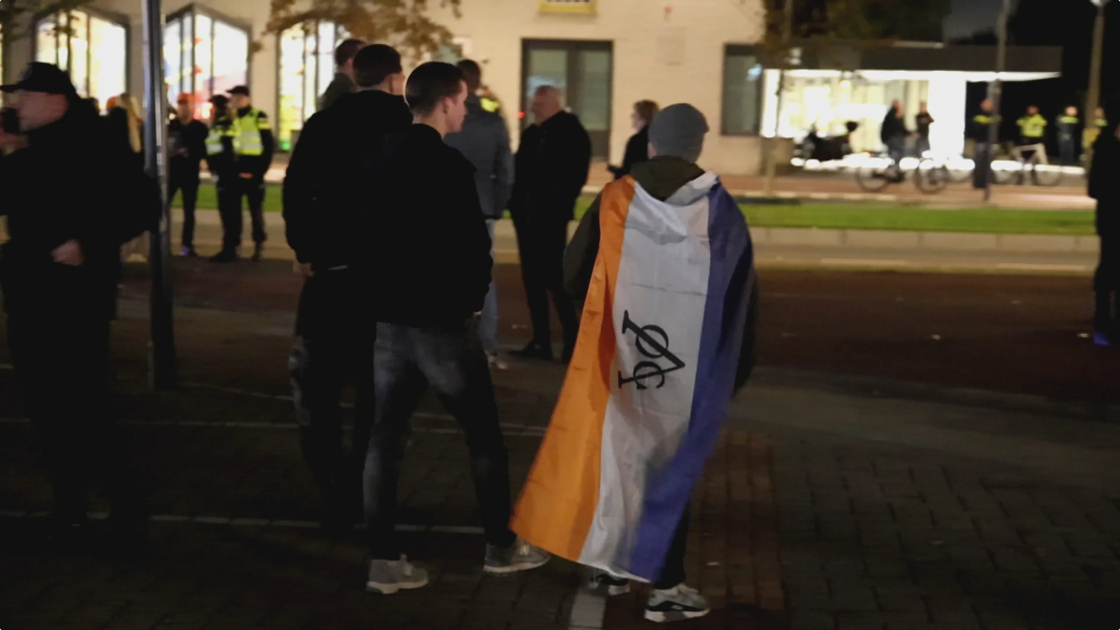 Een betoger die de prinsenvlag draagt als een cape. Beeld: HFV/MizzleMedia