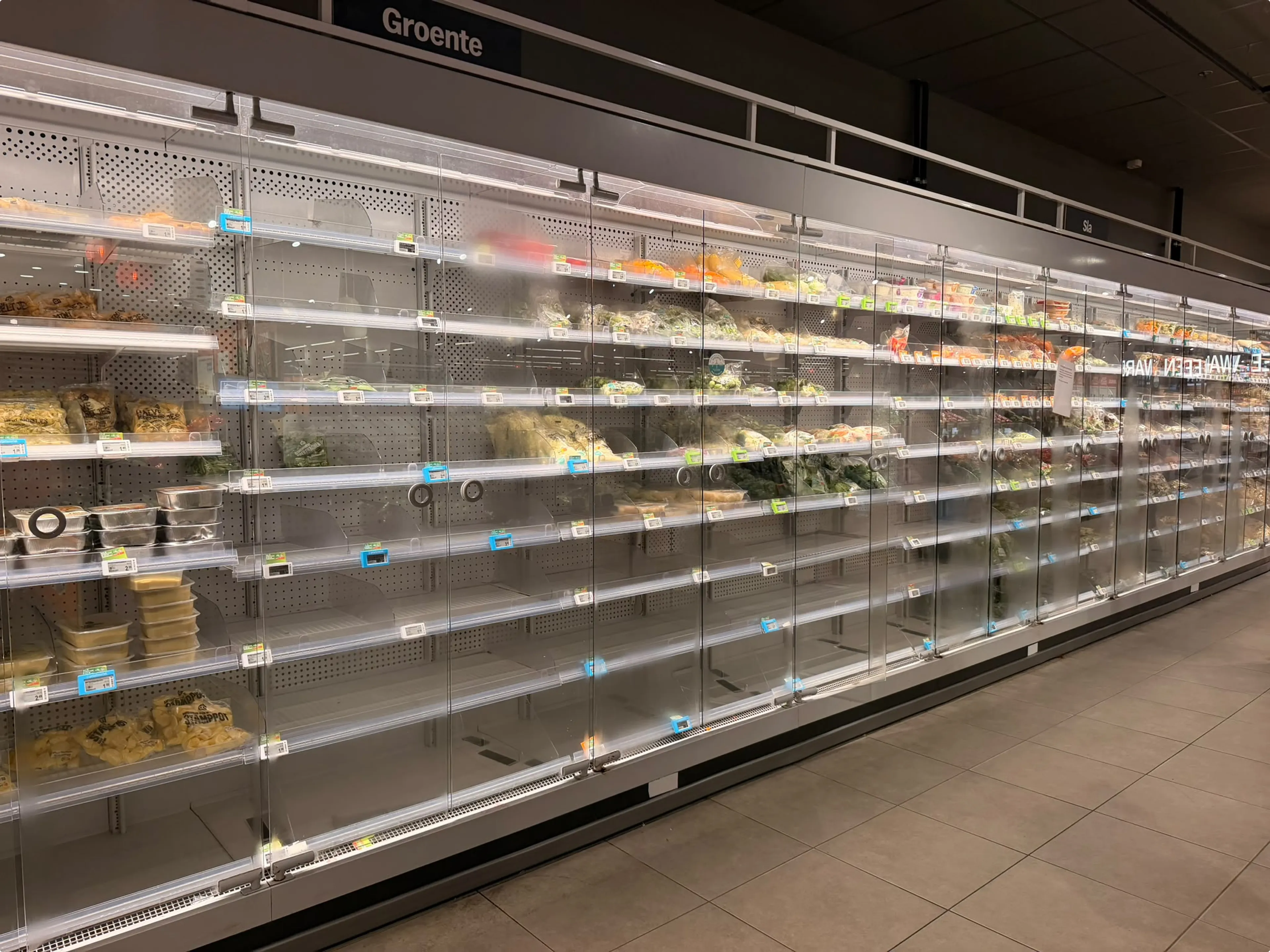 Veel producten in de koeling bij de Albert Heijn aan Troosterhof in Utrecht zijn weg.