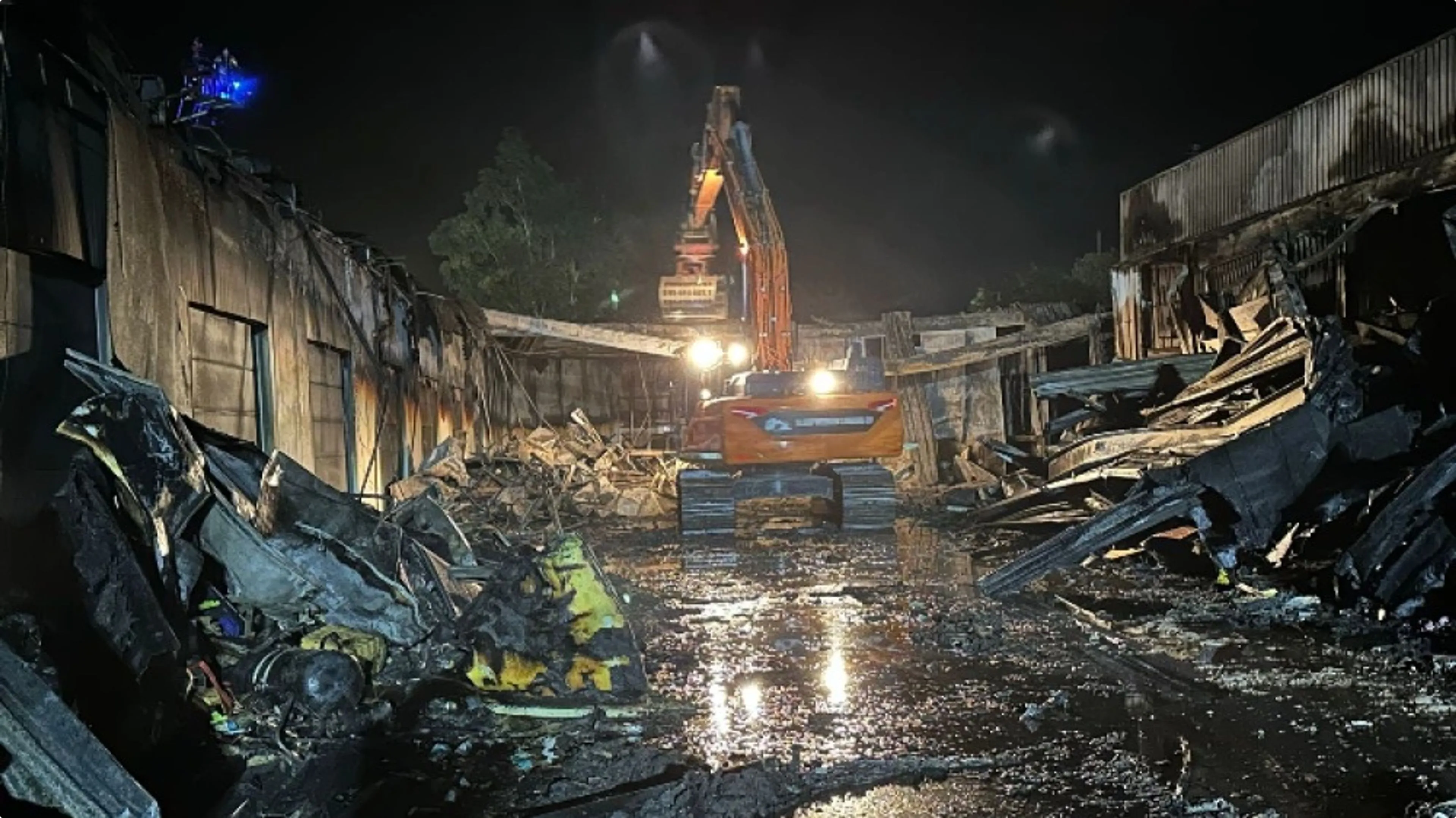 Sloopkraan bij de uitgebrande loods in Brunssum. Beeld: Veiligheidsregio Zuid-Limburg.