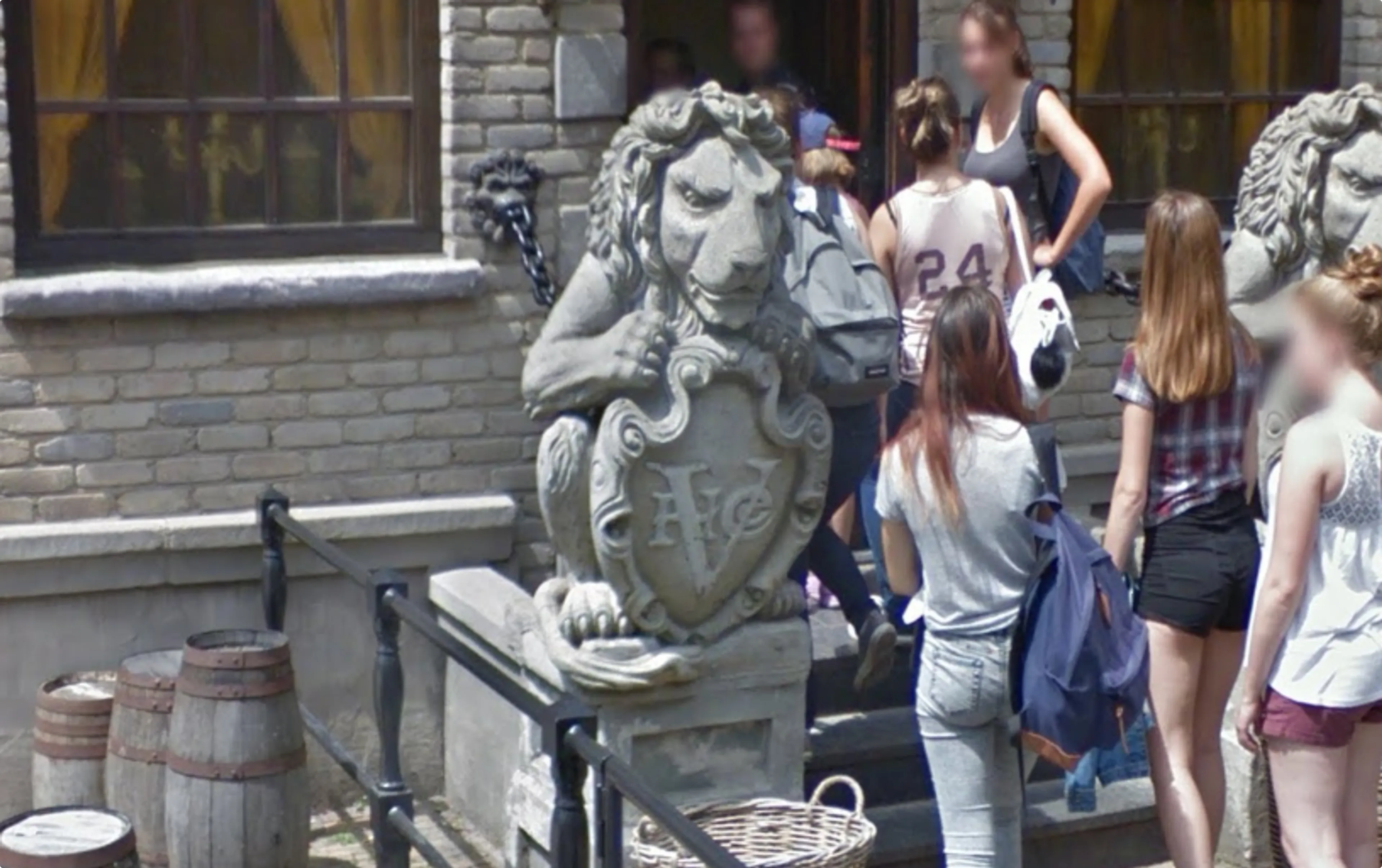De ingang van De Vliegende Hollander met op de standbeelden nog het oude logo. Beeld: Google Maps