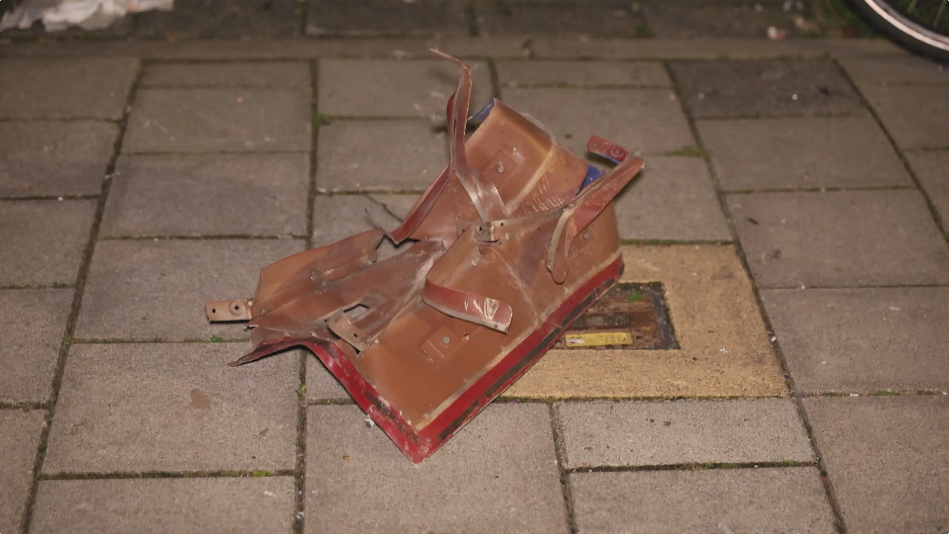 Een deel van de brievenbus die door de explosie uit het pand werd geblazen. Beeld: HFV/MizzleMedia