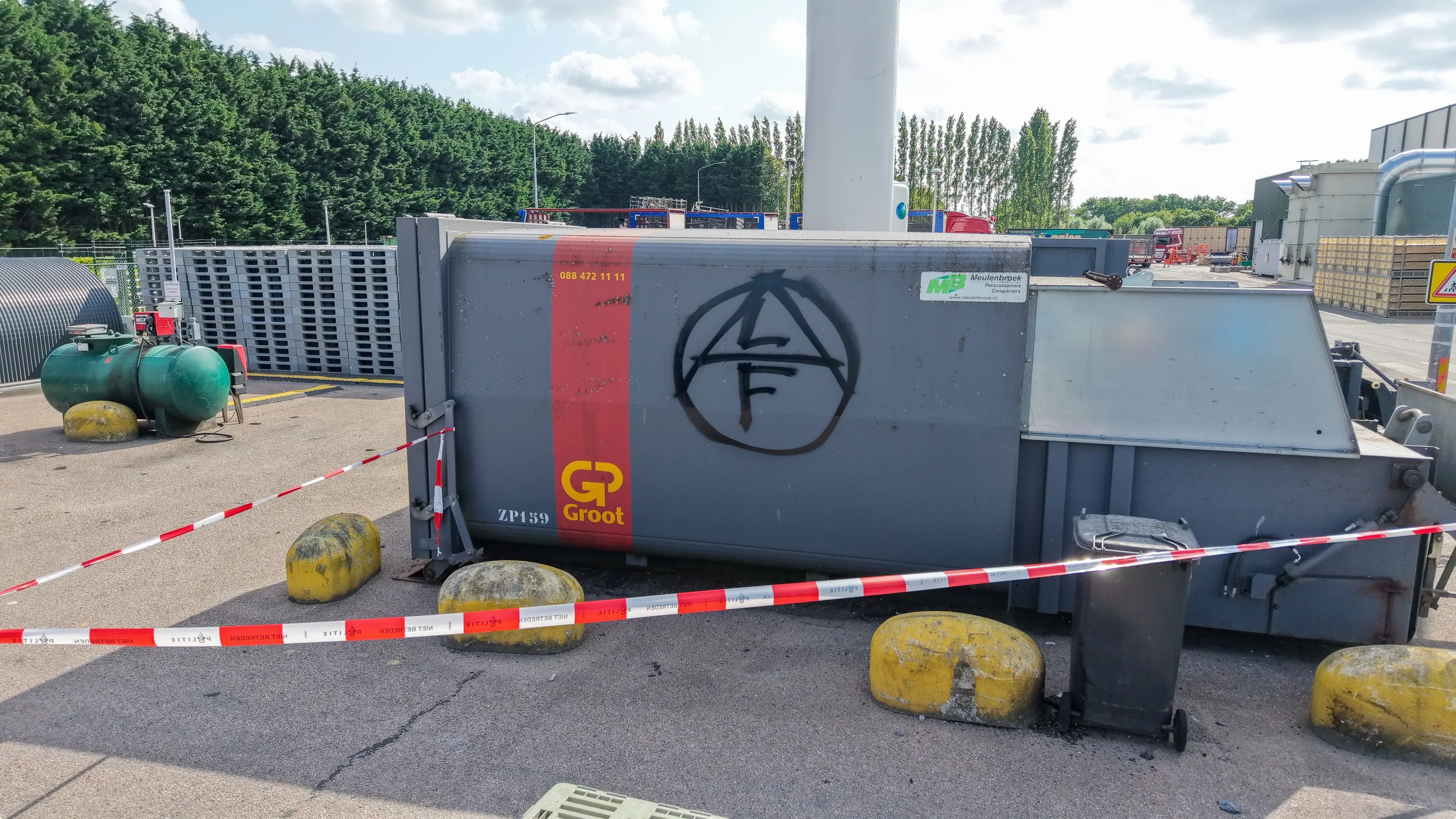 Het logo zou van het Animal Liberation Front zijn - beeld: RVP media