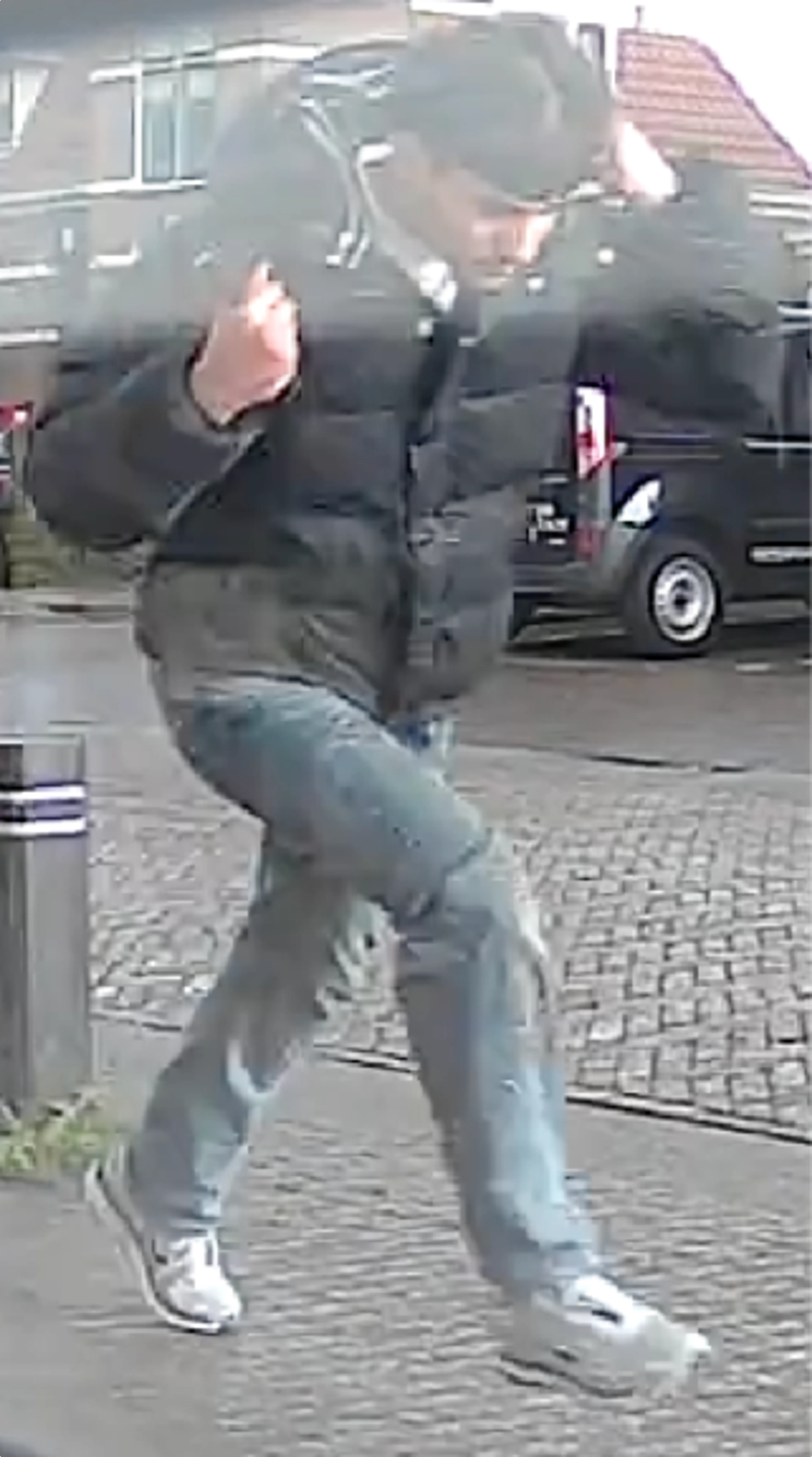 De nepagent nadat hij de oudere vrouw heeft beroofd. Beeld: Politie