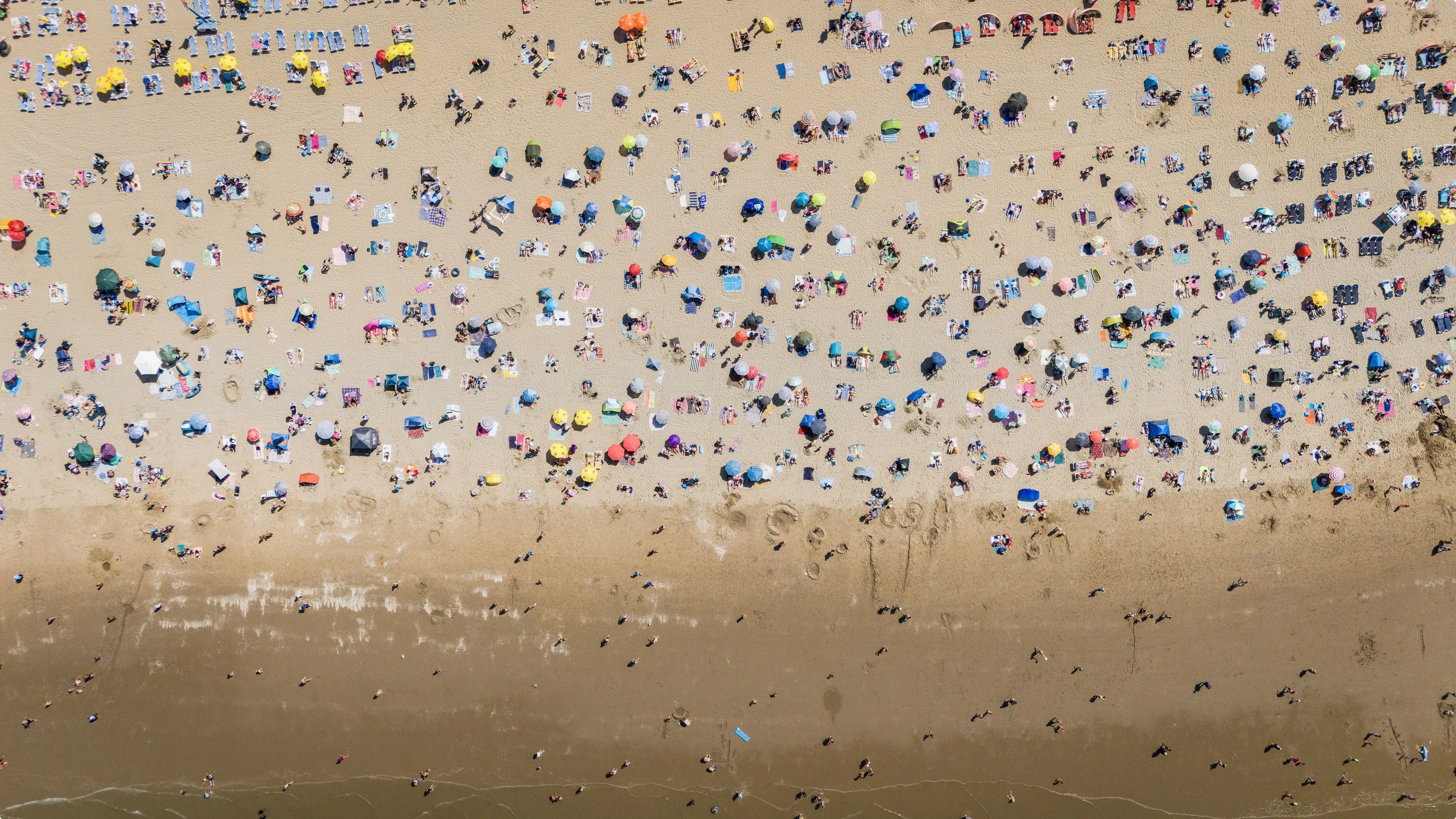 Drukte op het strand van Scheveningen. (Beeld: ANP)