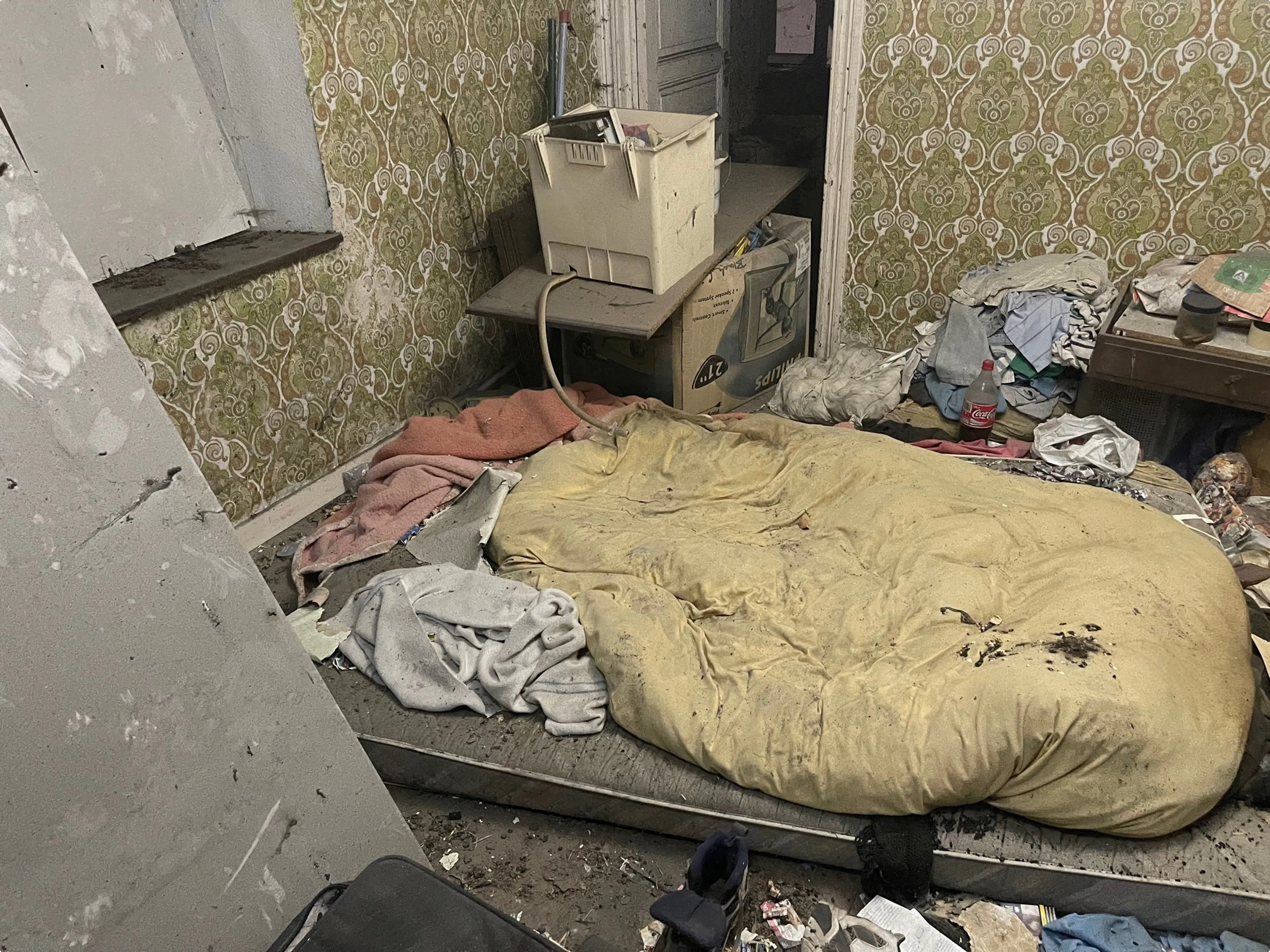 Matras op de grond in verlaten woning 