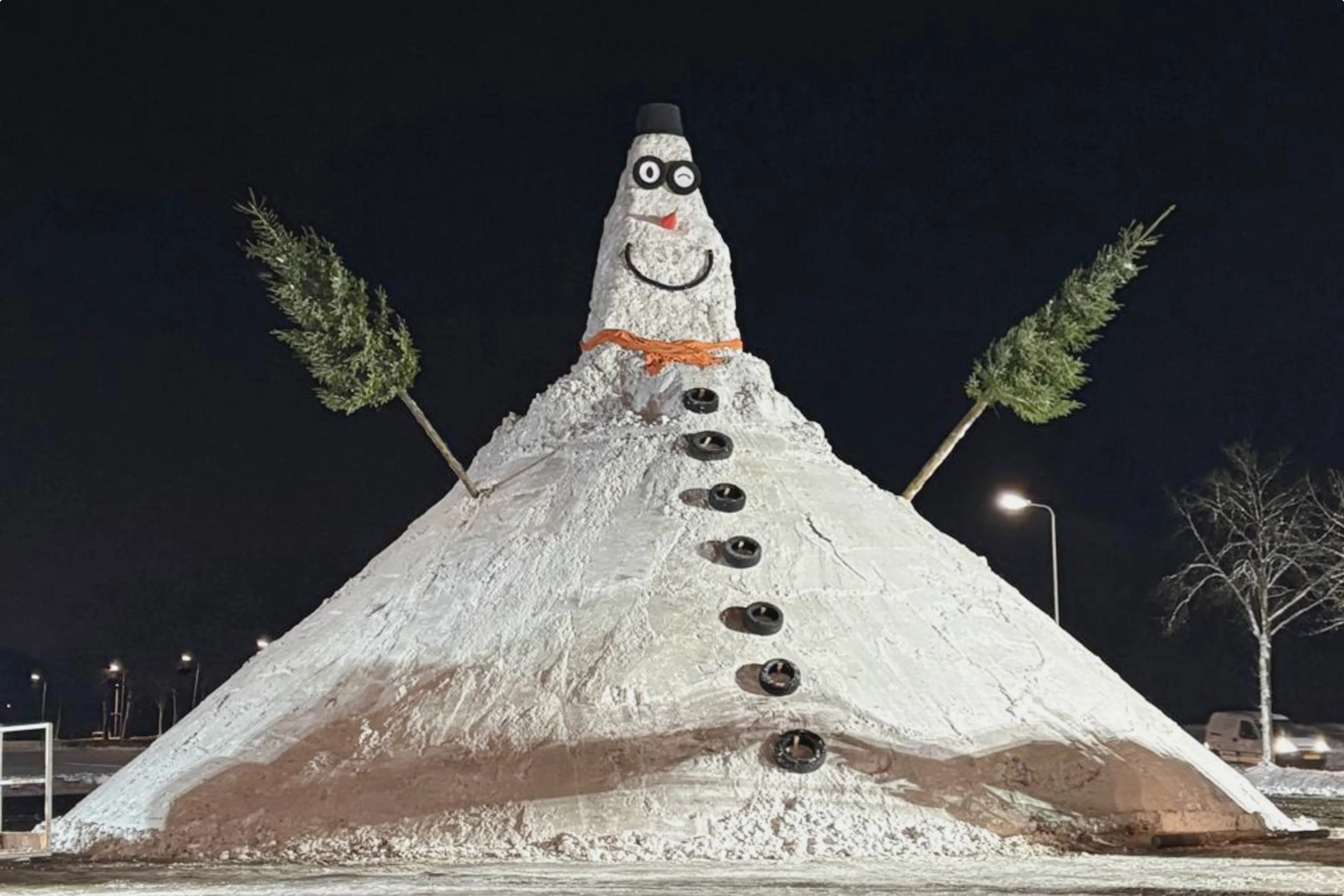 De sneeuwreus in Staphorst zoals ie dinsdagavond staat.