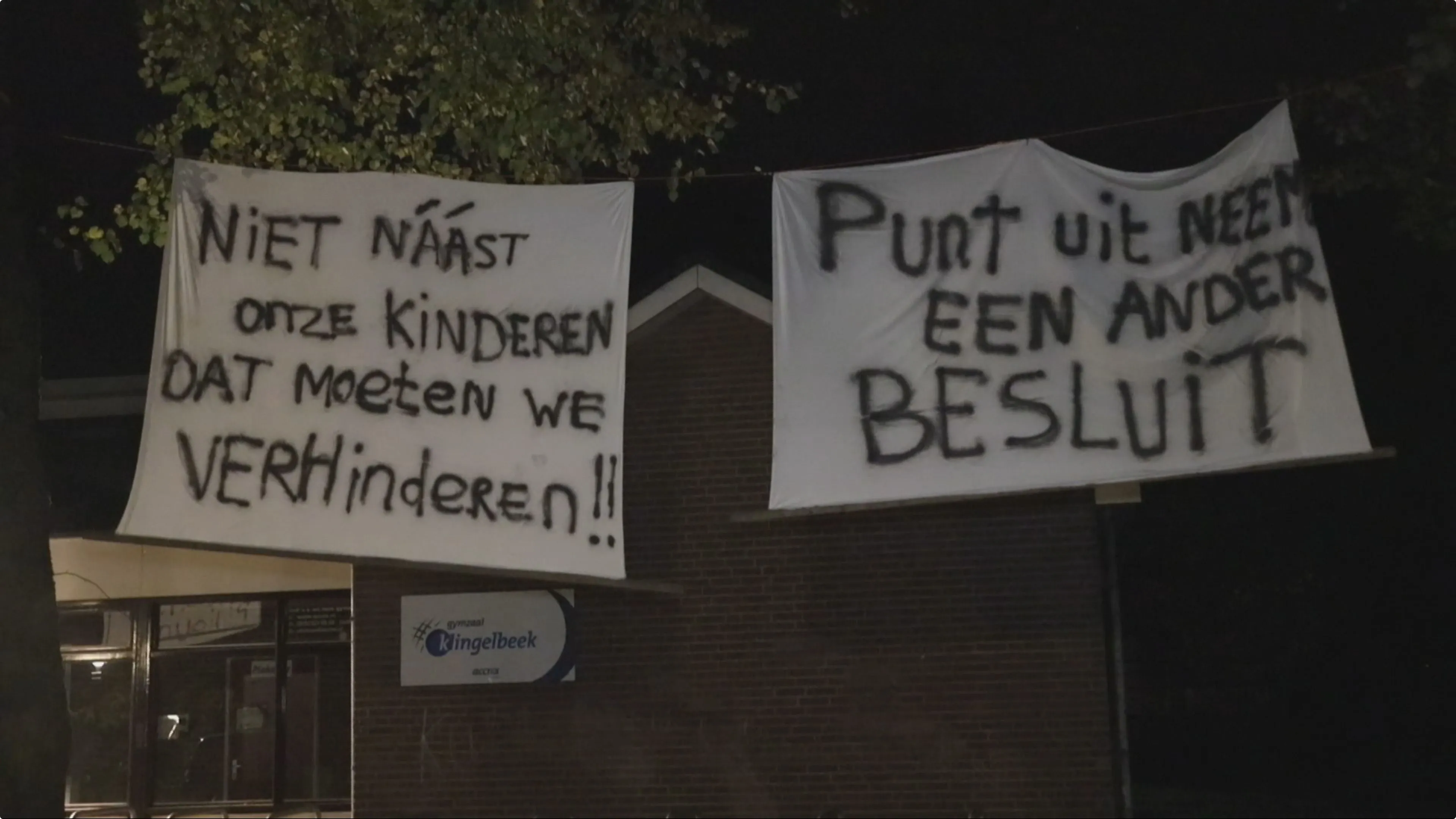 Bij het getroffen pand zijn er meerdere spandoeken opgehangen. Beeld: SPS Media