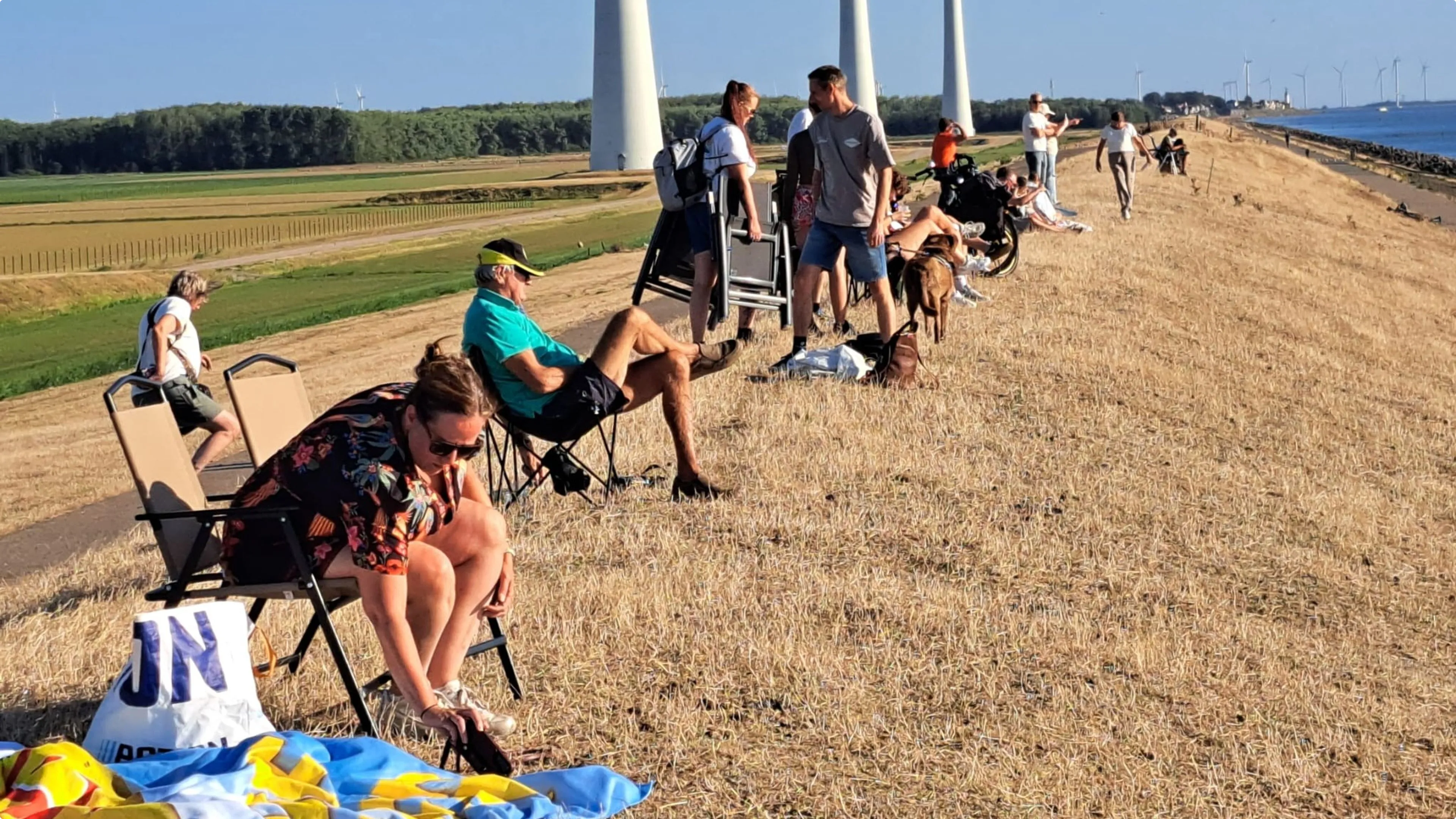 Publiek zit klaar voor de zonsverduistering. Foto: Robert de Vries