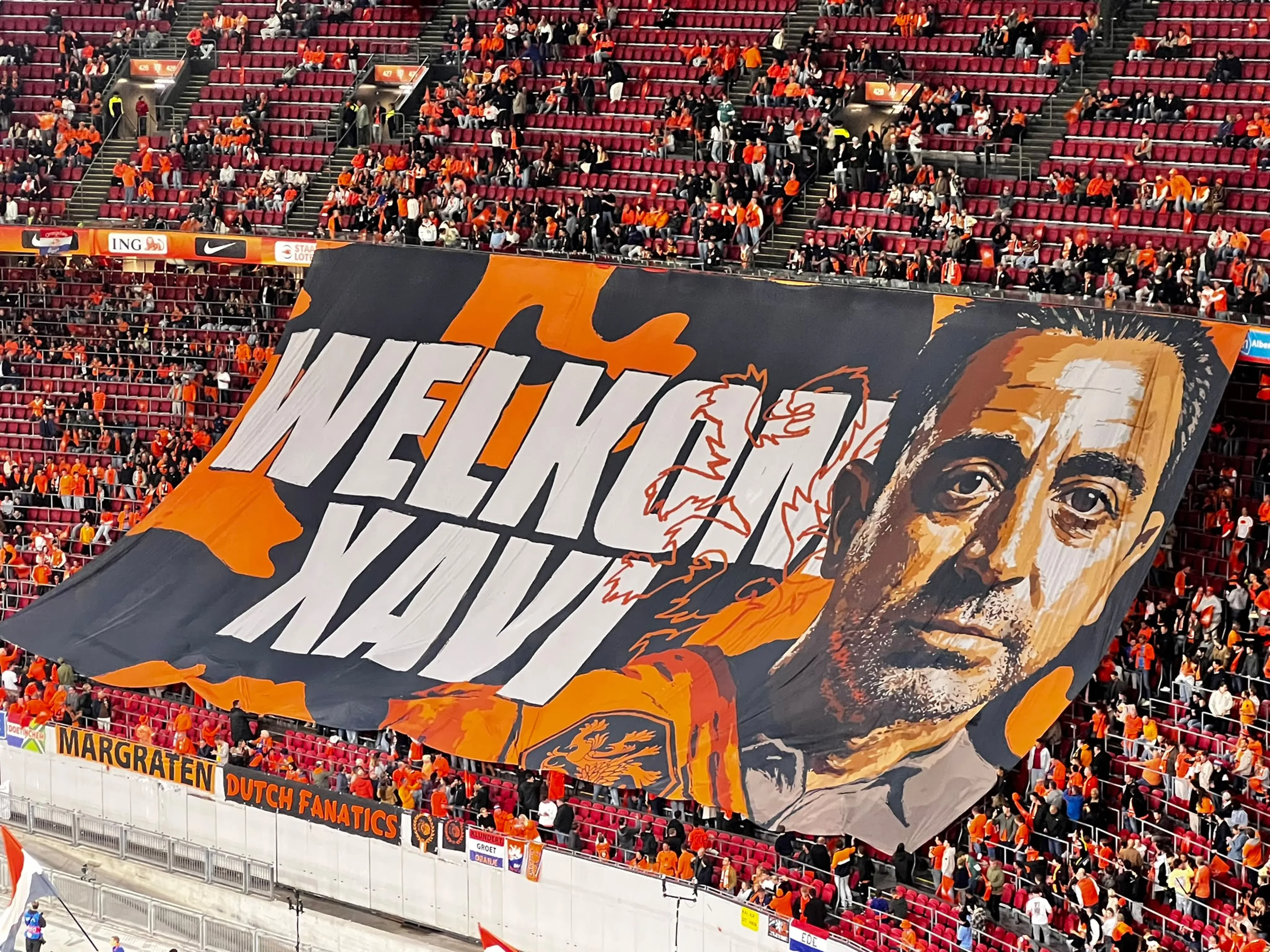 De supporters van het Nederlands elftal hebben voorafgaand aan de thuiswedstrijd tegen Duitsland in de Nations League de nieuwe bondscoach Xavi Hernández welkom geheten met een groot spandoek. Beeld: Hart van Nederland