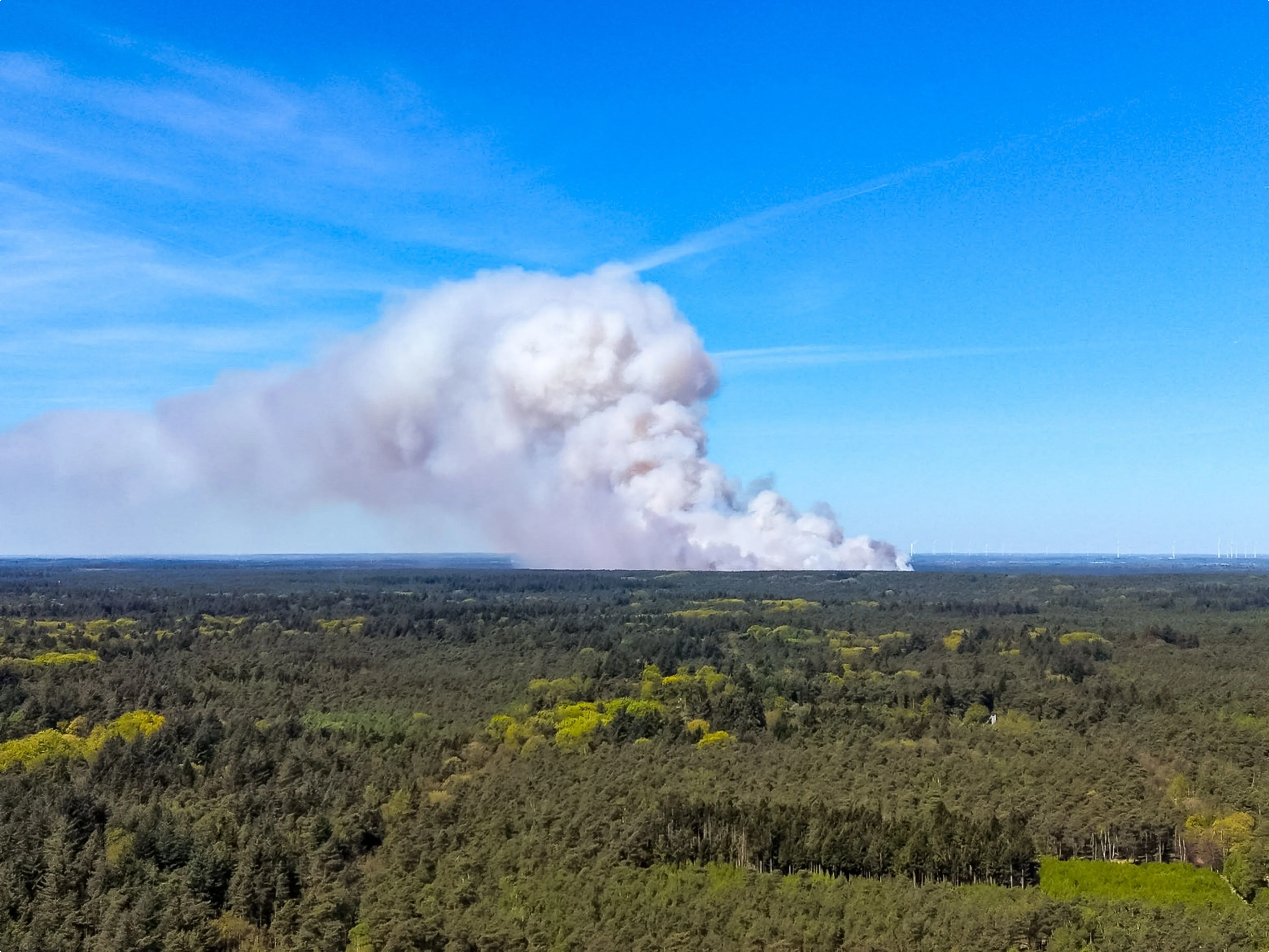 De rookwolk is tot in de weide omgeving te zien. Foto: ANP