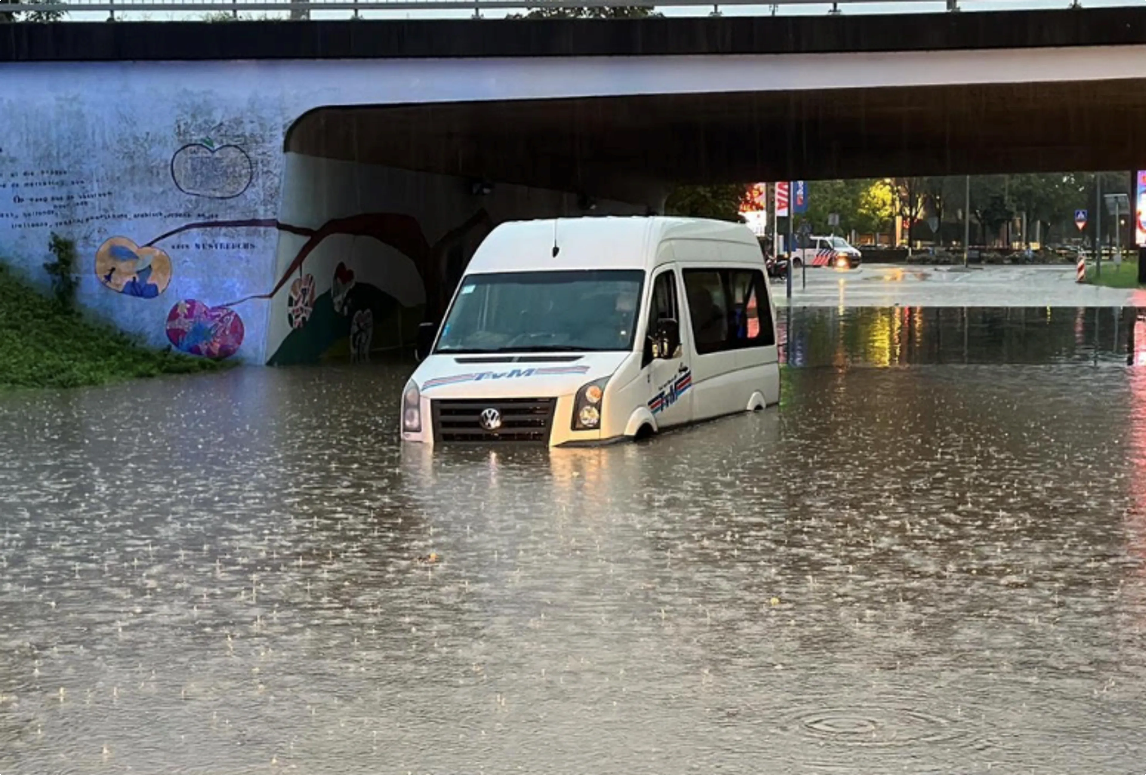 Straten lopen vol met water. Beeld: Track88