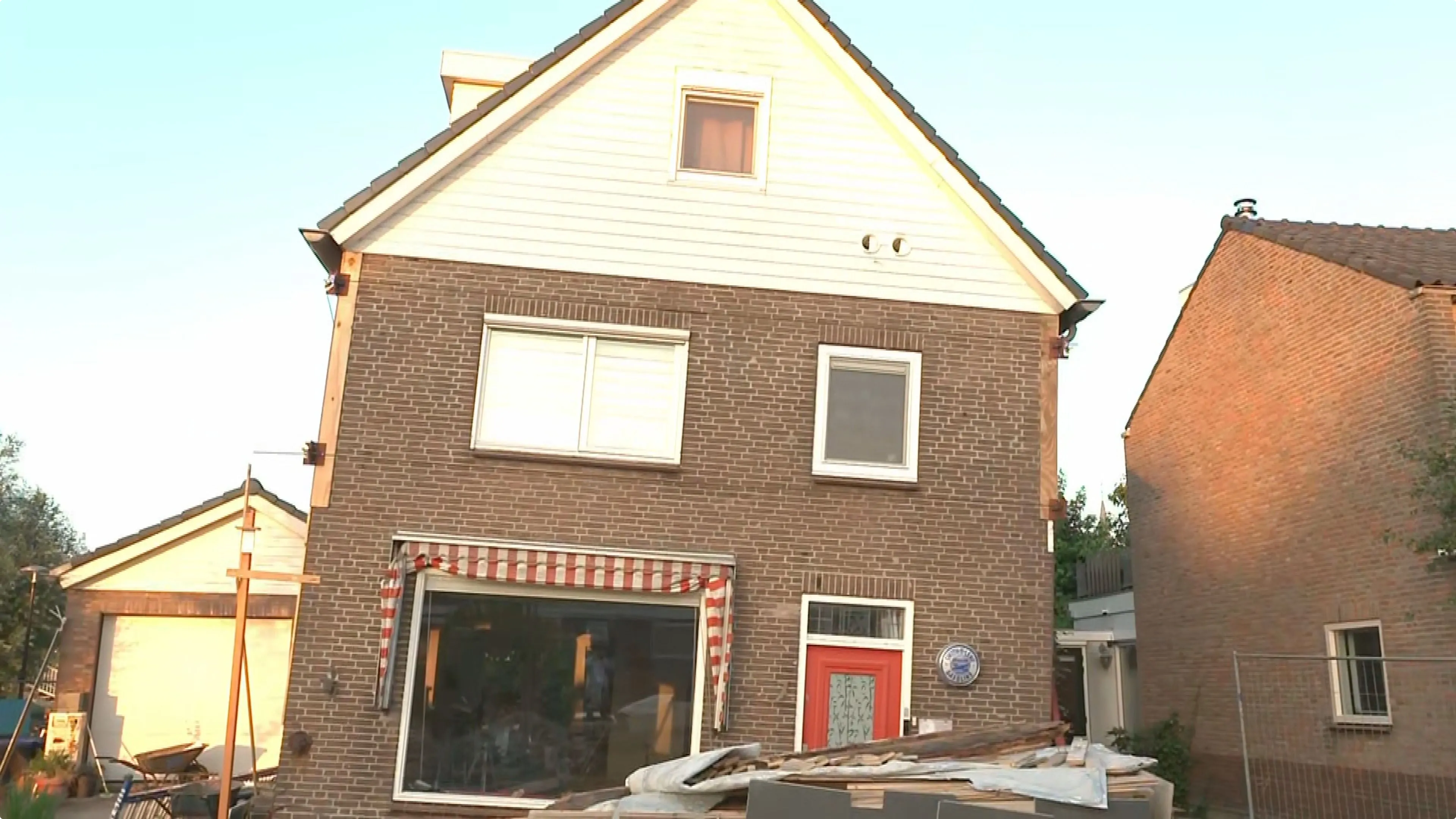 De woning staat zichtbaar scheef en wordt met een speciale constructie op zijn plek gehouden. Beeld: Hart van Nederland