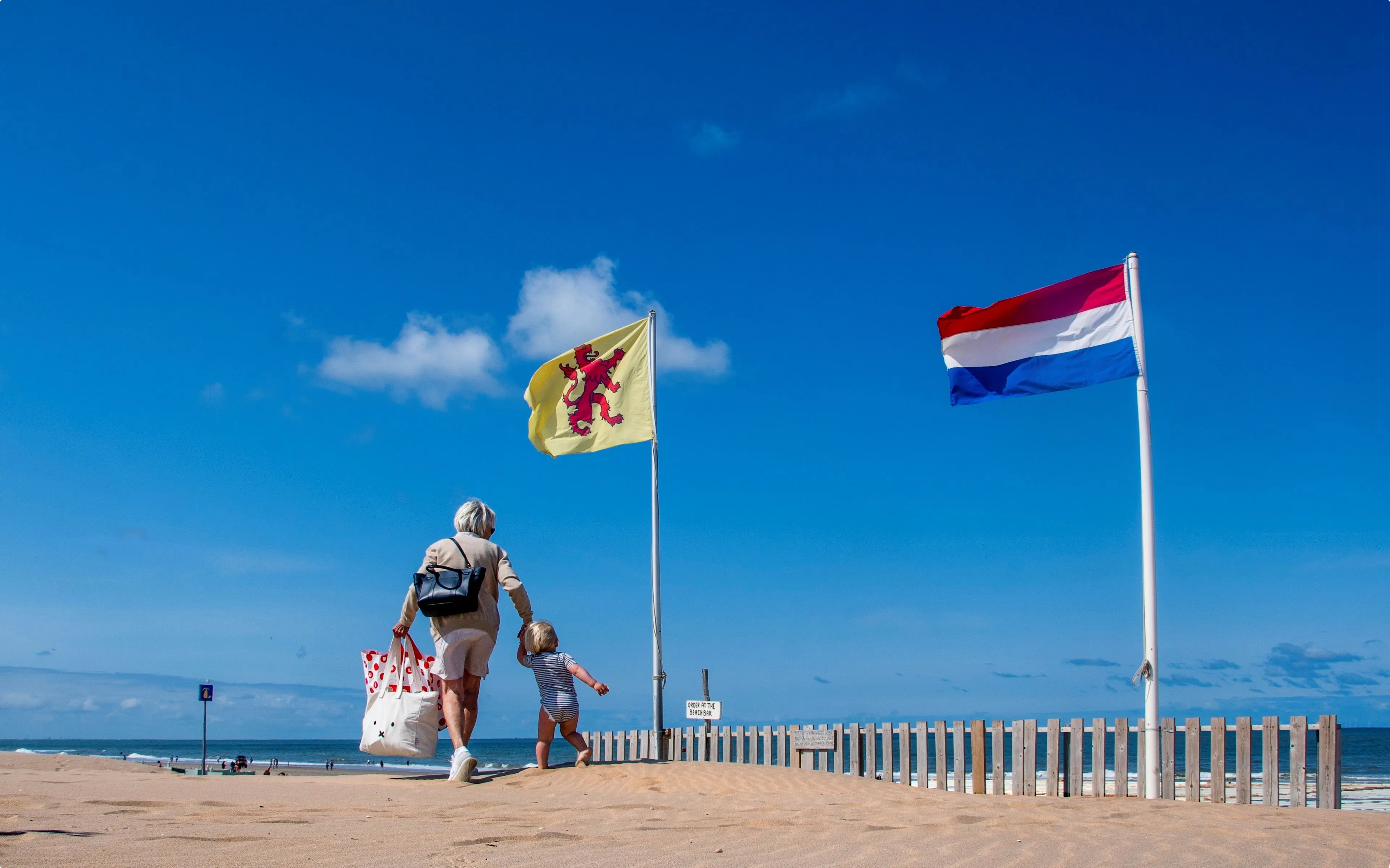 Op sommige plaatsen in Nederland laat de zomer zich nog wel zien, zoals aan de kust bij Noordwijk aan Zee. Beeld: Els Bax