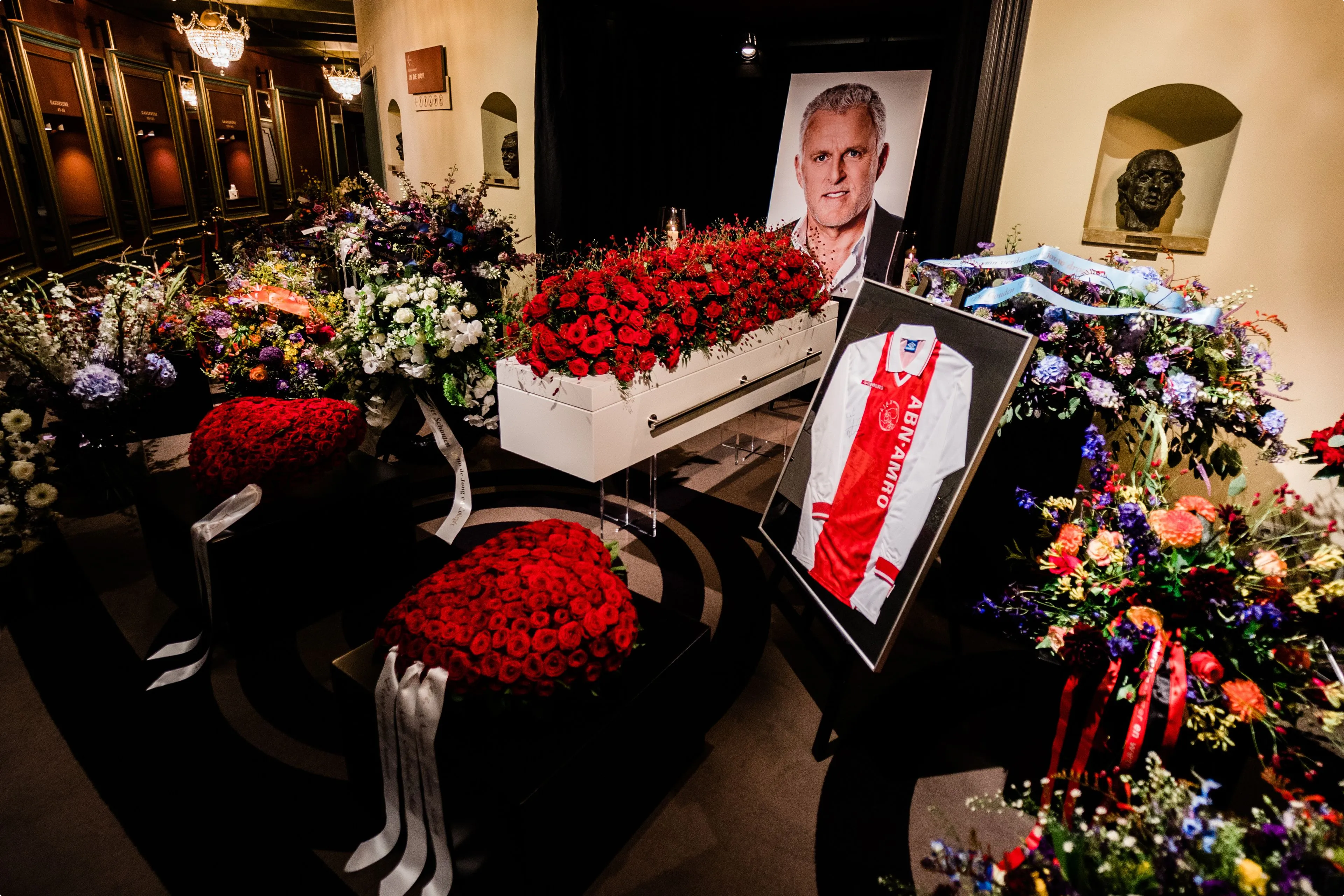 Bloemen bij kist Peter R. de Vries in Carré 2 BRON: RTL/Tom Cornelissen