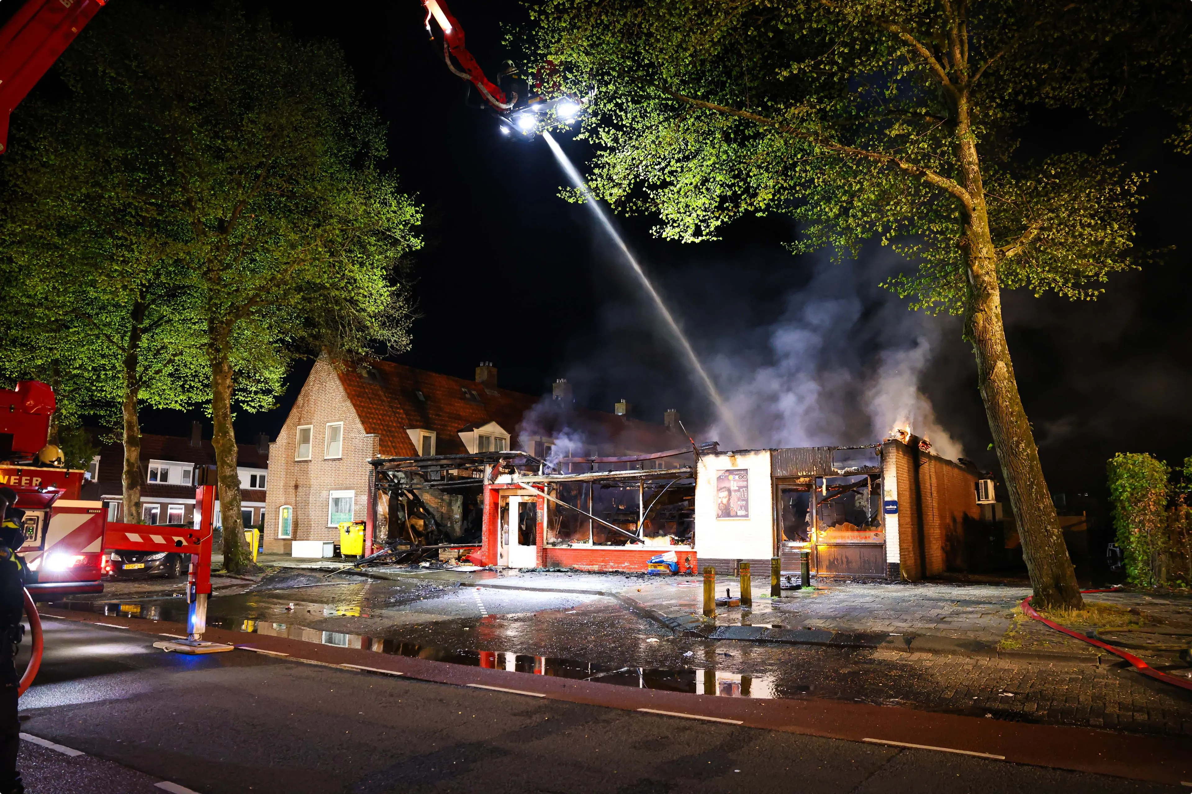 Het gebouw moet als verloren worden beschouwd. Beeld: SPS Media