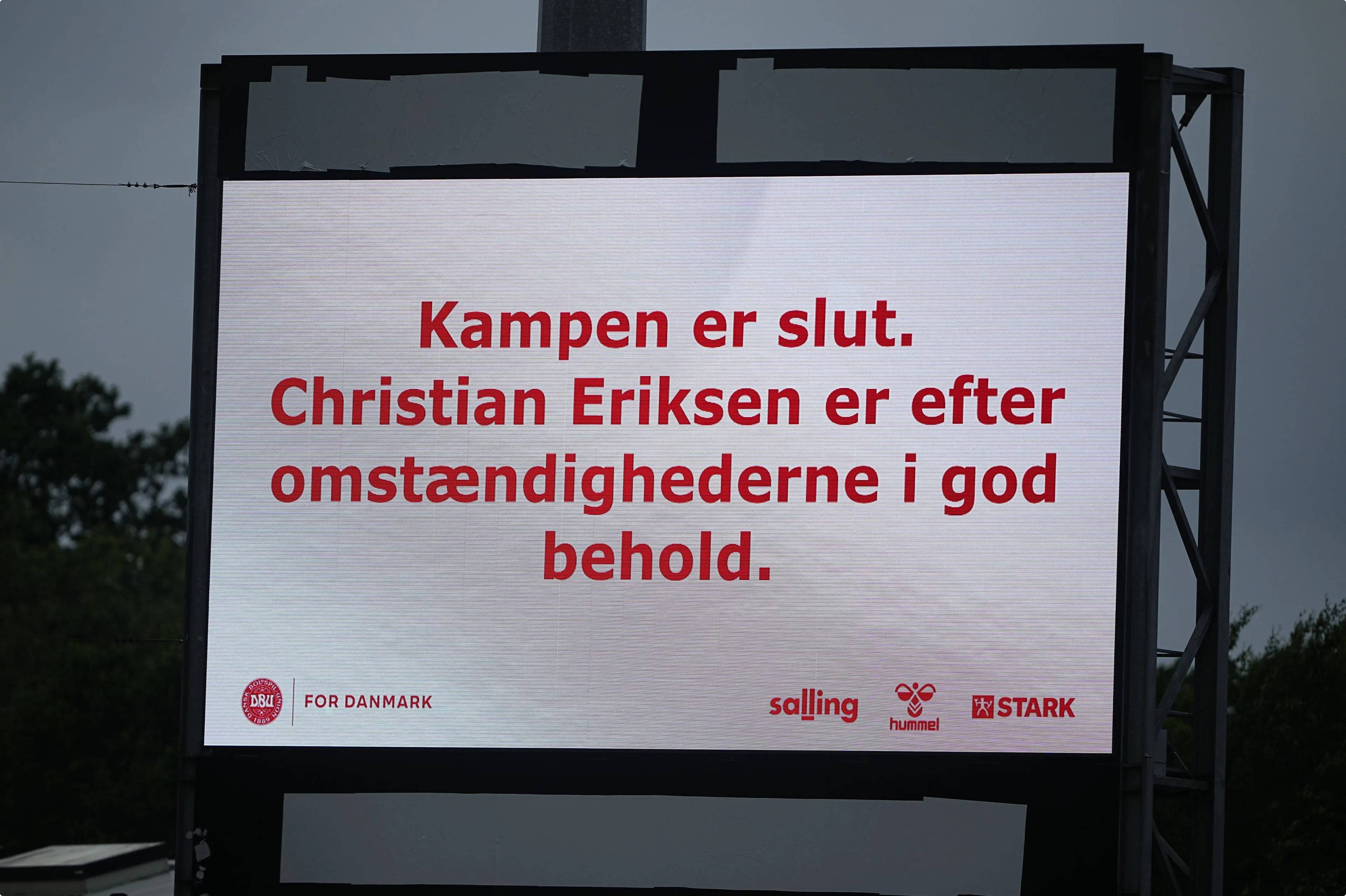Op het bord staat: 'De wedstrijd is beëindigd. Christian Eriksen maakt het naar omstandigheden goed'. Foto: ANP
