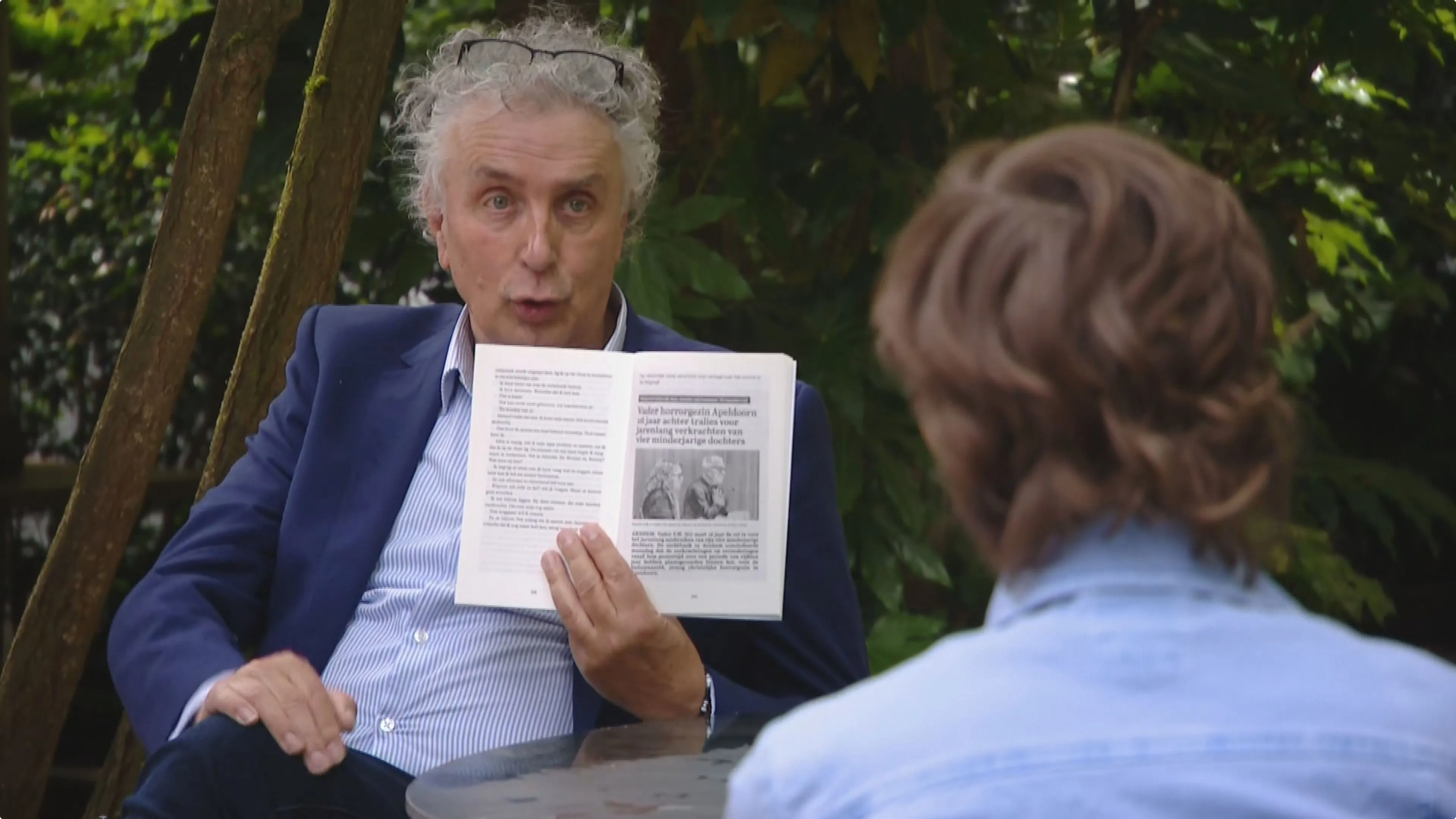 Journalist Robert Vinkenborg in gesprek met Annemieke. Beeld: Hart van Nederland