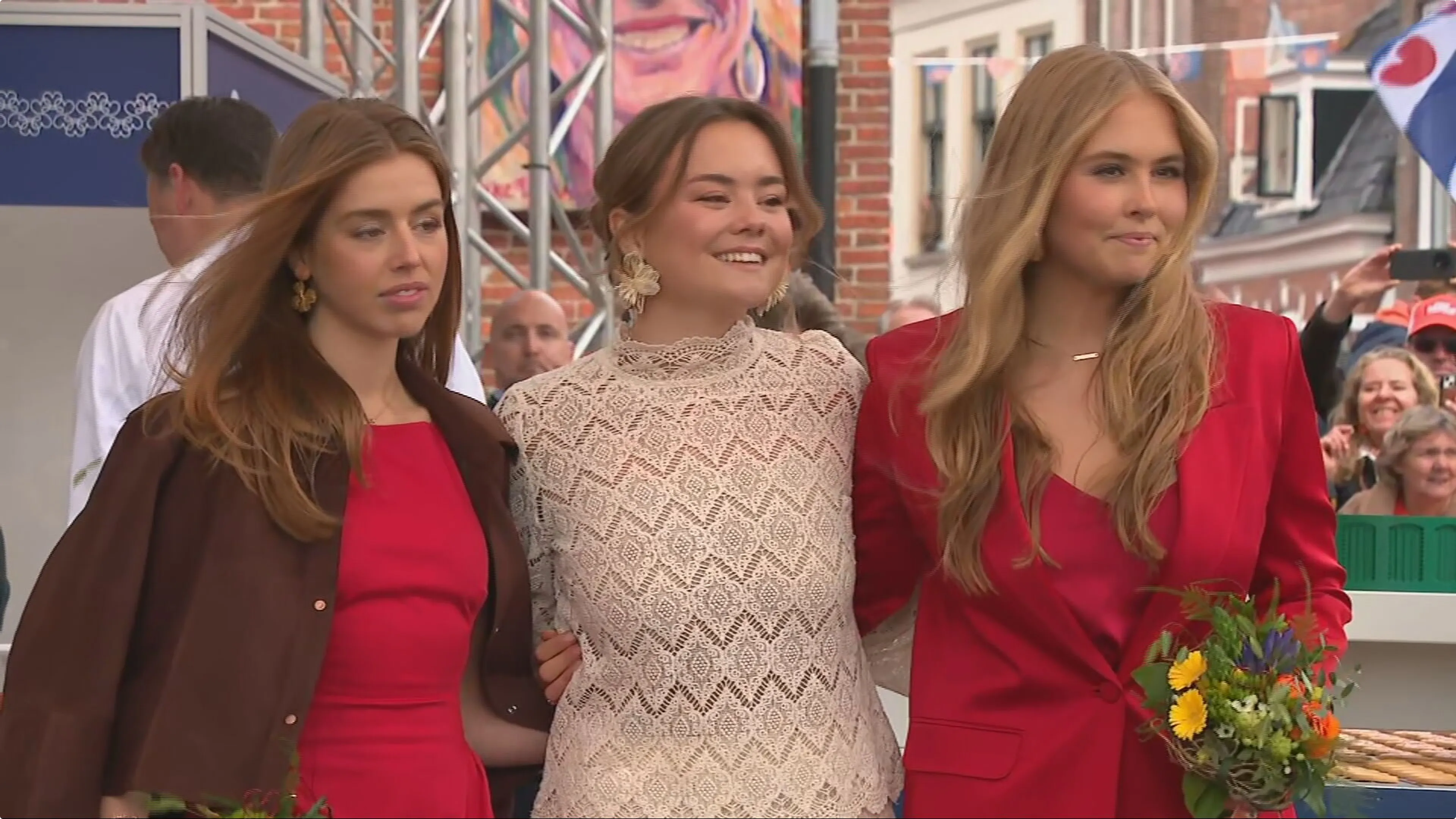 Amalia, Alexia en Ariane samen op de foto. Beeld: ANP