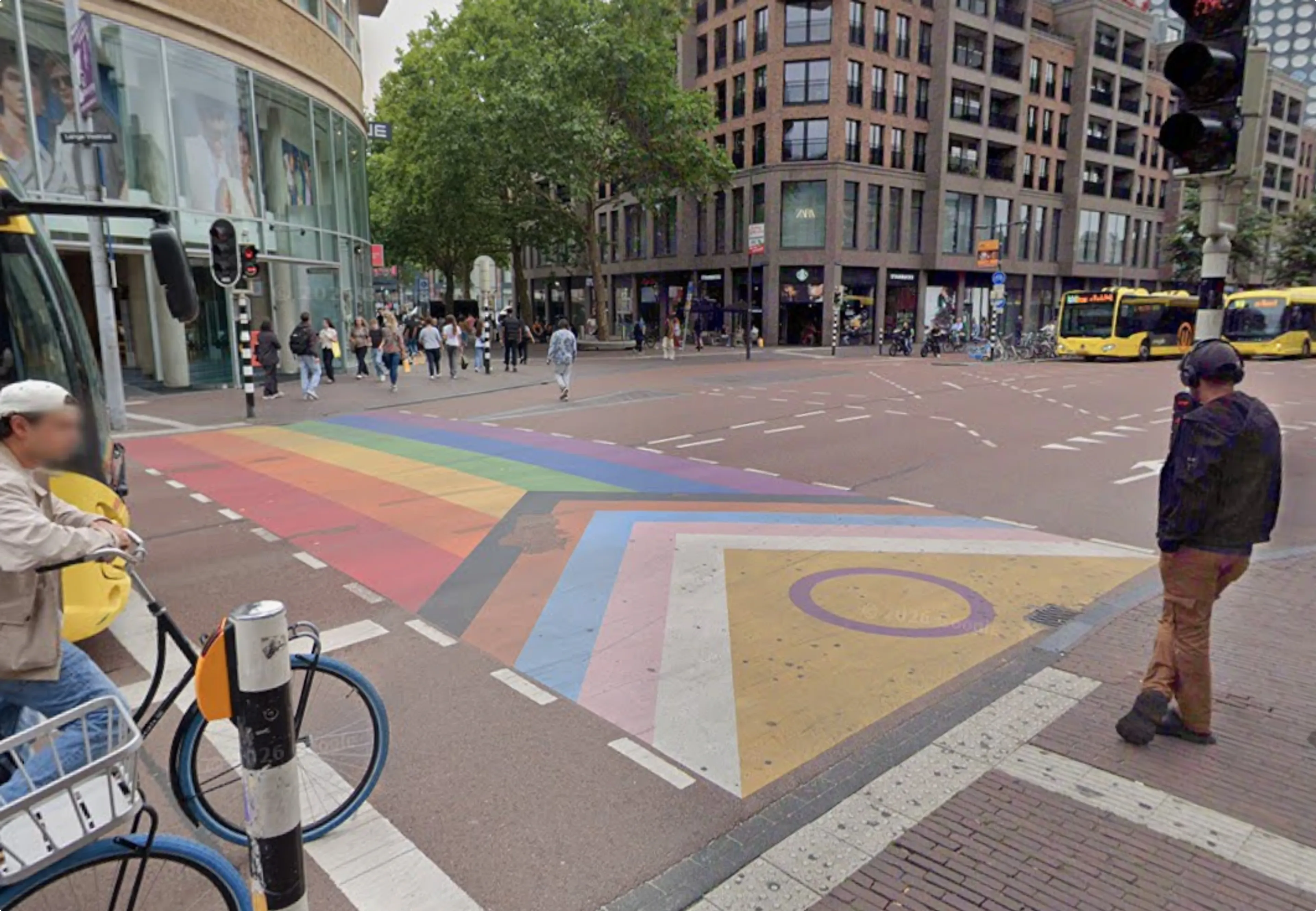 Het eerste regenboogzebrapad van Nederland werd in 2013 gemaakt in het centrum van Utrecht. Beeld: Google Maps
