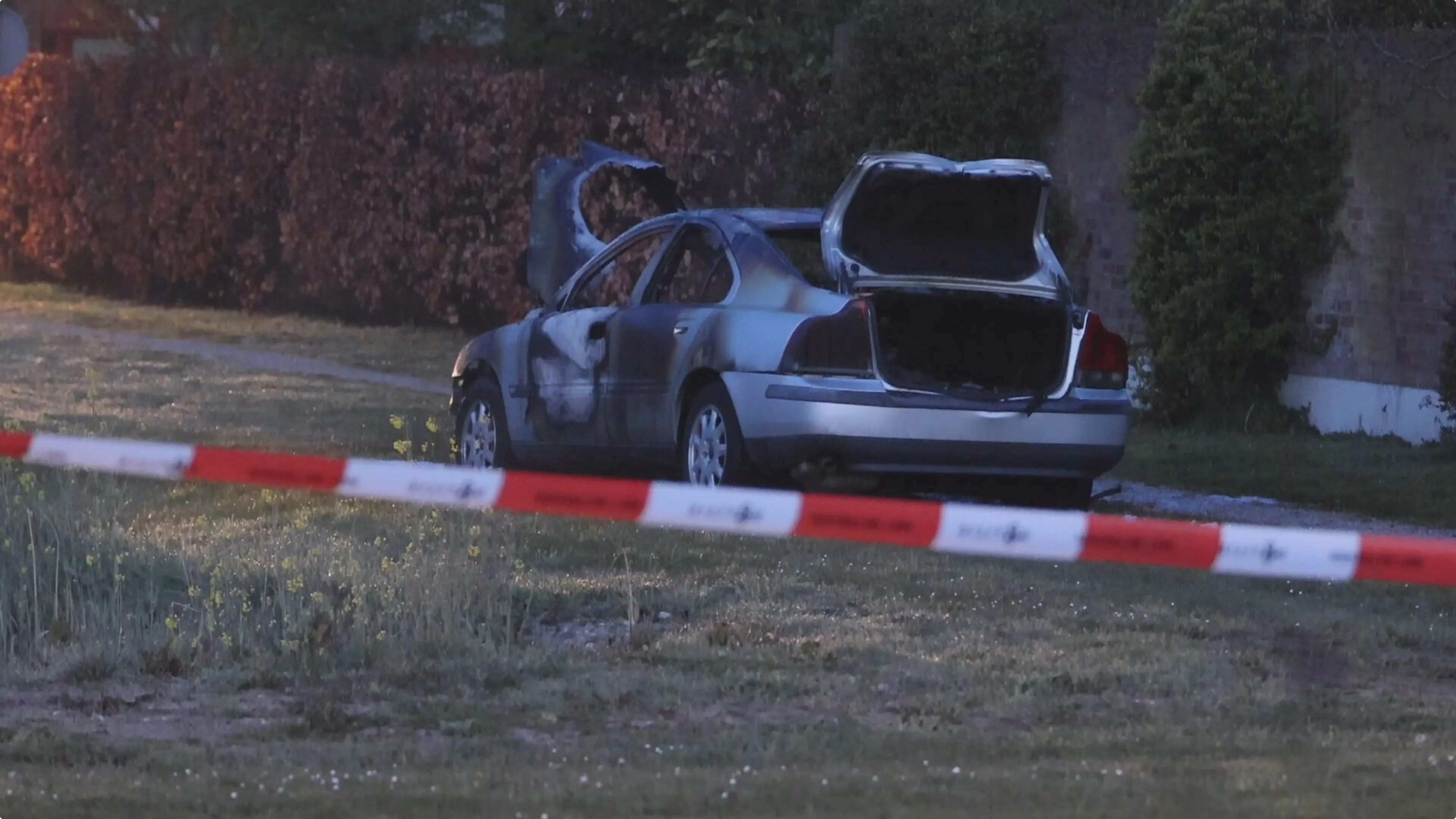 Uitgebrande auto na explosie bij Haags pand.