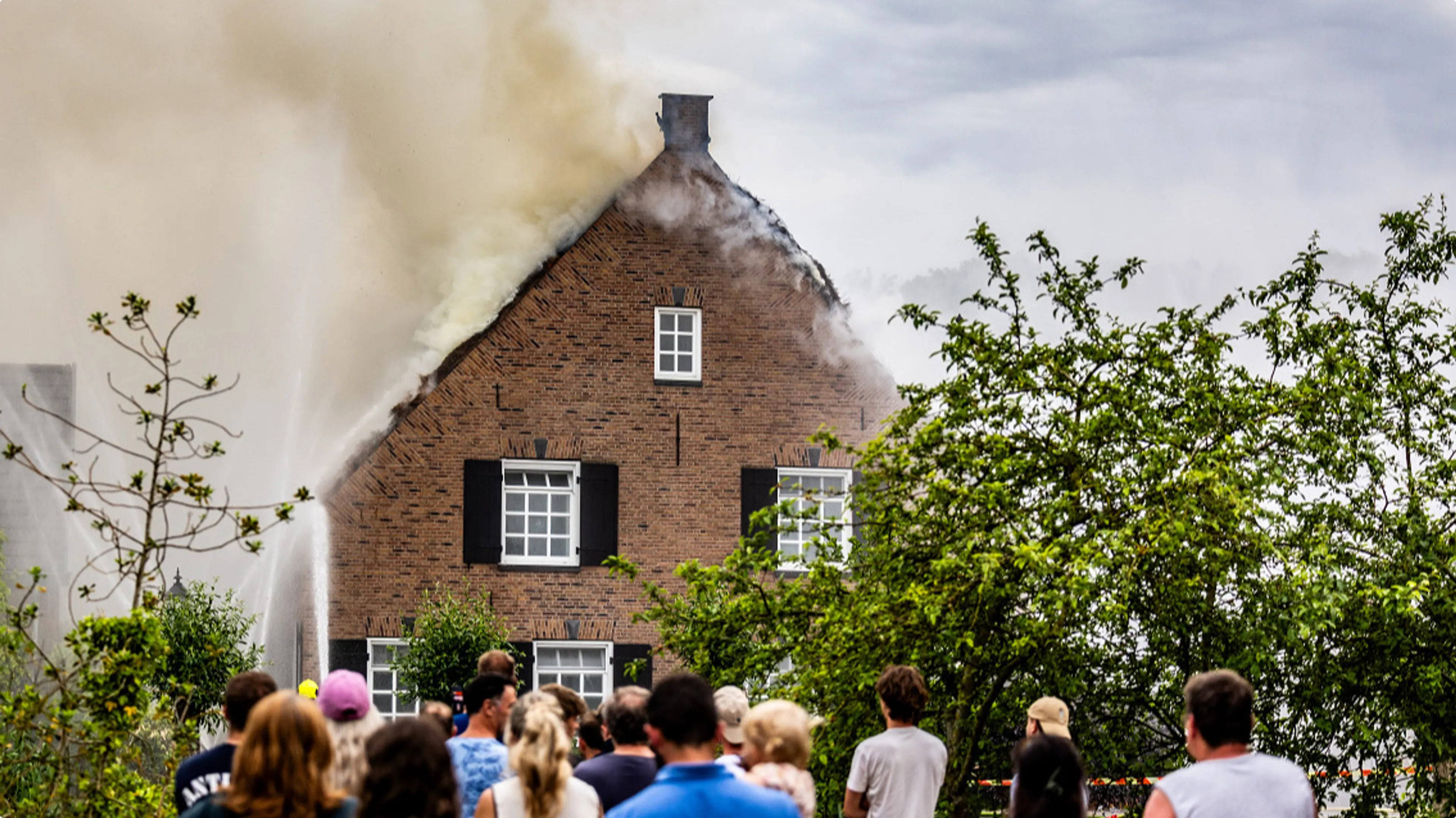 Veel rook door brand in woning Bleskensgraaf. Foto: MediaTV